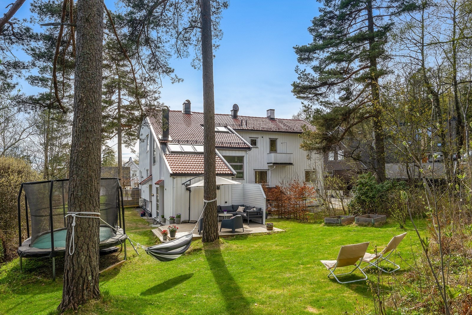 Uteområdet er en stor kvalitet ved boligen, med en fin kombinasjon av romslige terrasser, grønn hage og frodige omgivelser. Tomten grenser direkte inn mot marka! Galleribilde
