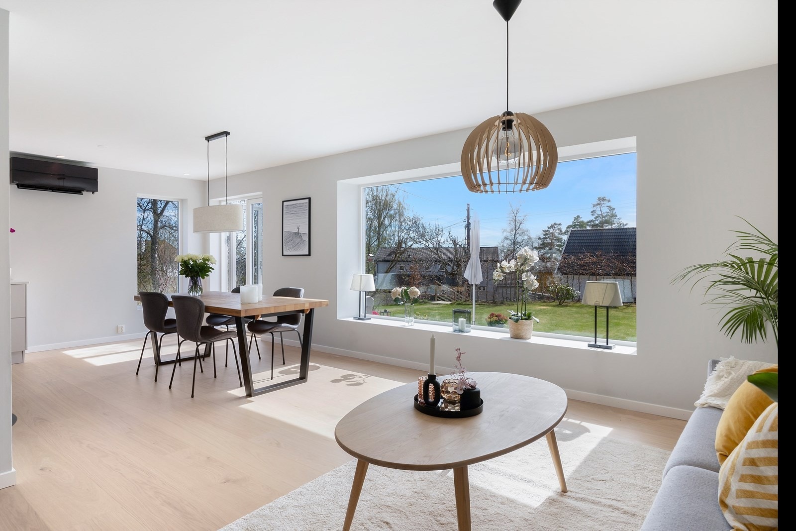 Stuen har god plass til både sofagruppe og spisebord med store vindusflater mot hagen. Galleribilde