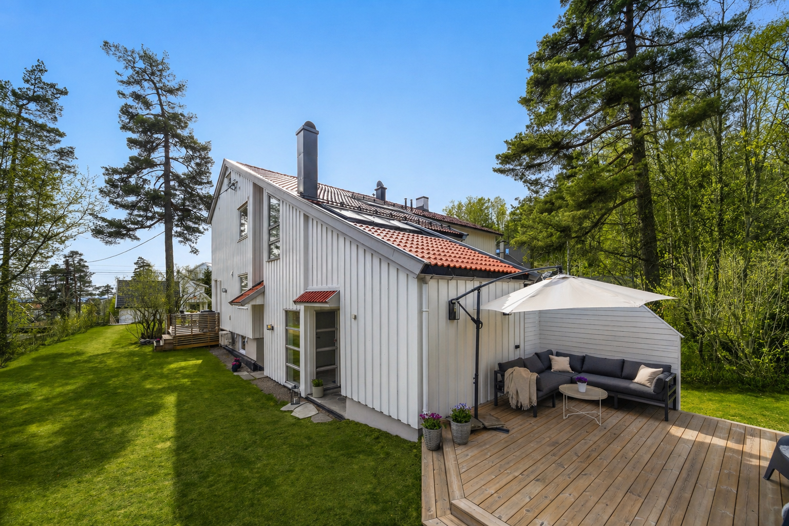 Hagen er pent opparbeidet med plen, beplantning og flere hyggelige soner for lek og avslapning. Galleribilde