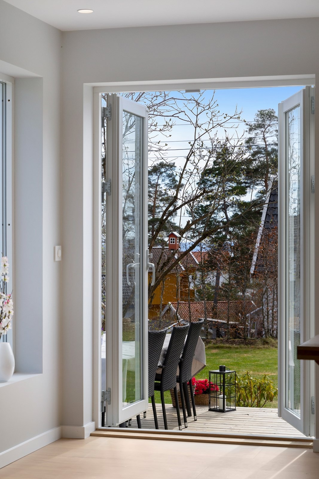 Fra stue-/kjøkkenområdet er det direkte utgang til en stor terrasse på ca. 42 kvm, samt hage. Galleribilde