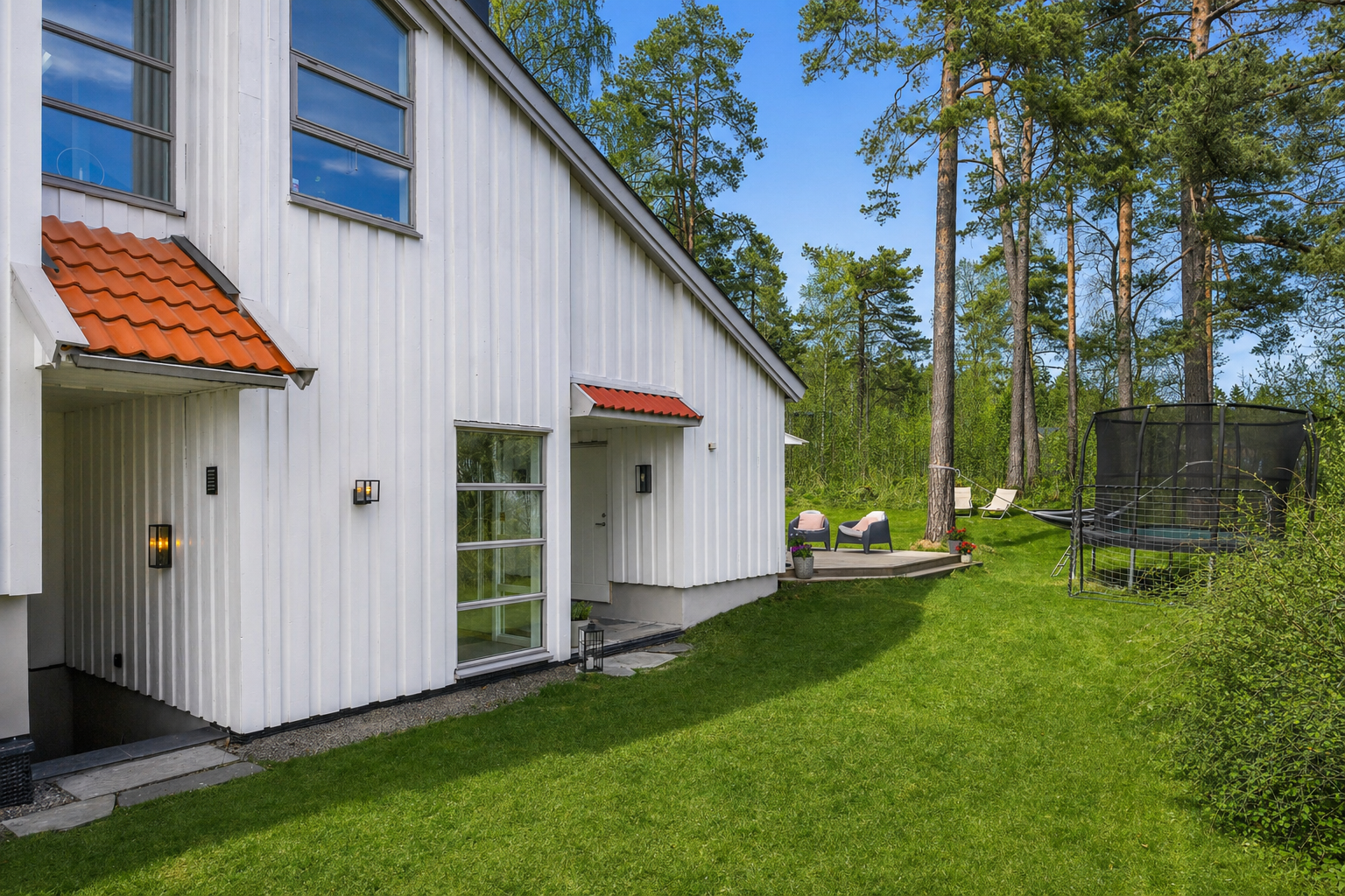 Kjelleren har egen inngang til hybel. Flott utsyn mot Nordmarka. Galleribilde