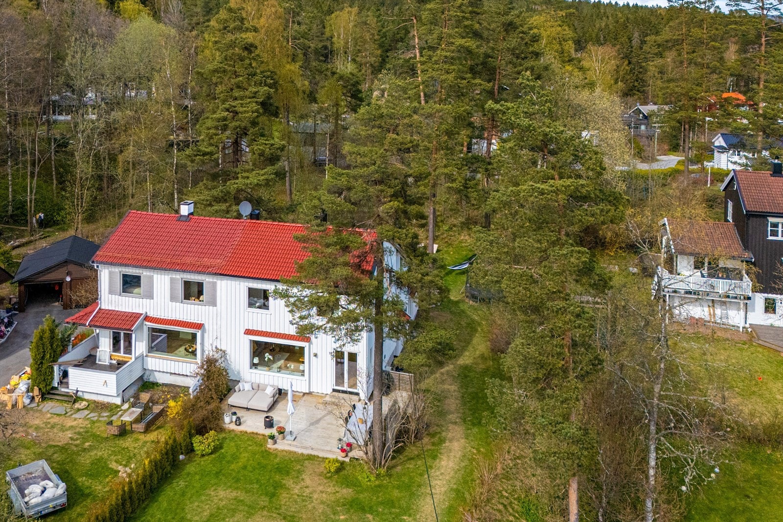 Her ligger alt til rette for turer, trening og aktiviteter året rundt, enten man ønsker en rolig spasertur i nærmiljøet eller lengre turer innover i marka. Galleribilde