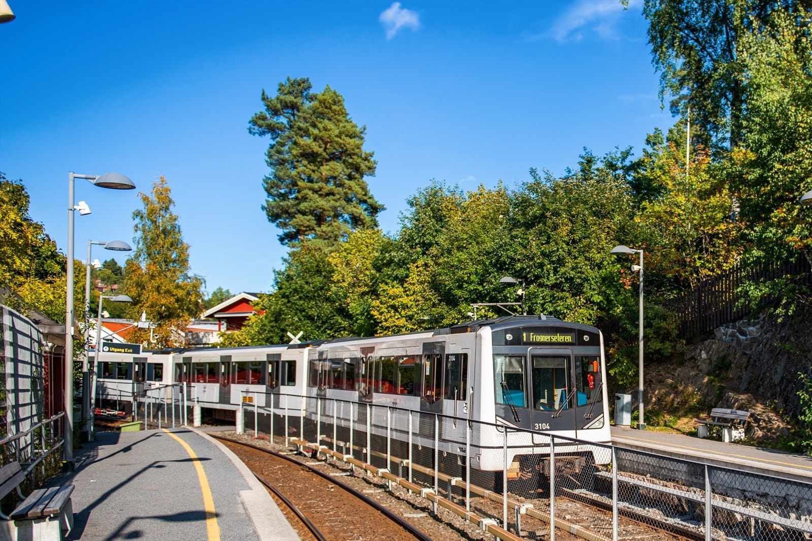 Ca. 900 meter til Gulleråsen T-banestasjon. Galleribilde