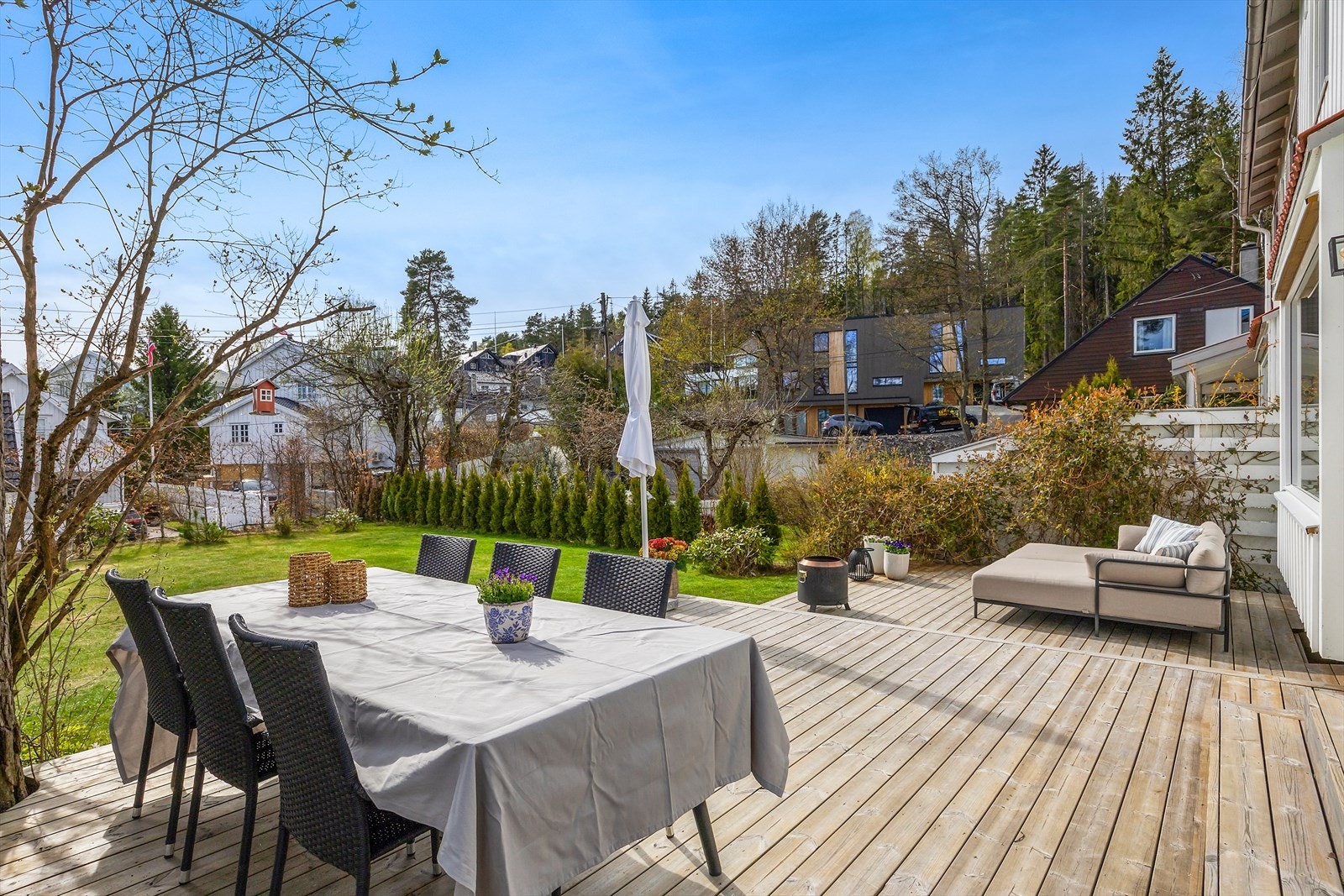 Terrassen gir en flott forlengelse av stuen i sommerhalvåret, med god plass til utemøbler, grill og sosiale soner. Galleribilde