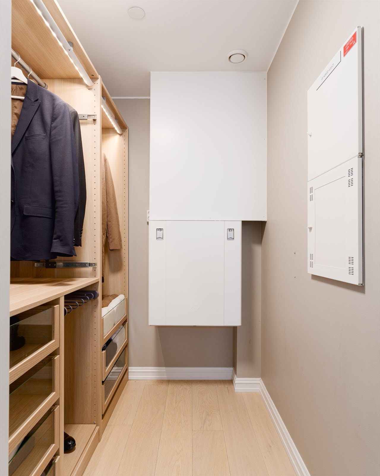 I tilknytning til hovedsoverommet finner vi et innredet walk-in closet. Galleribilde