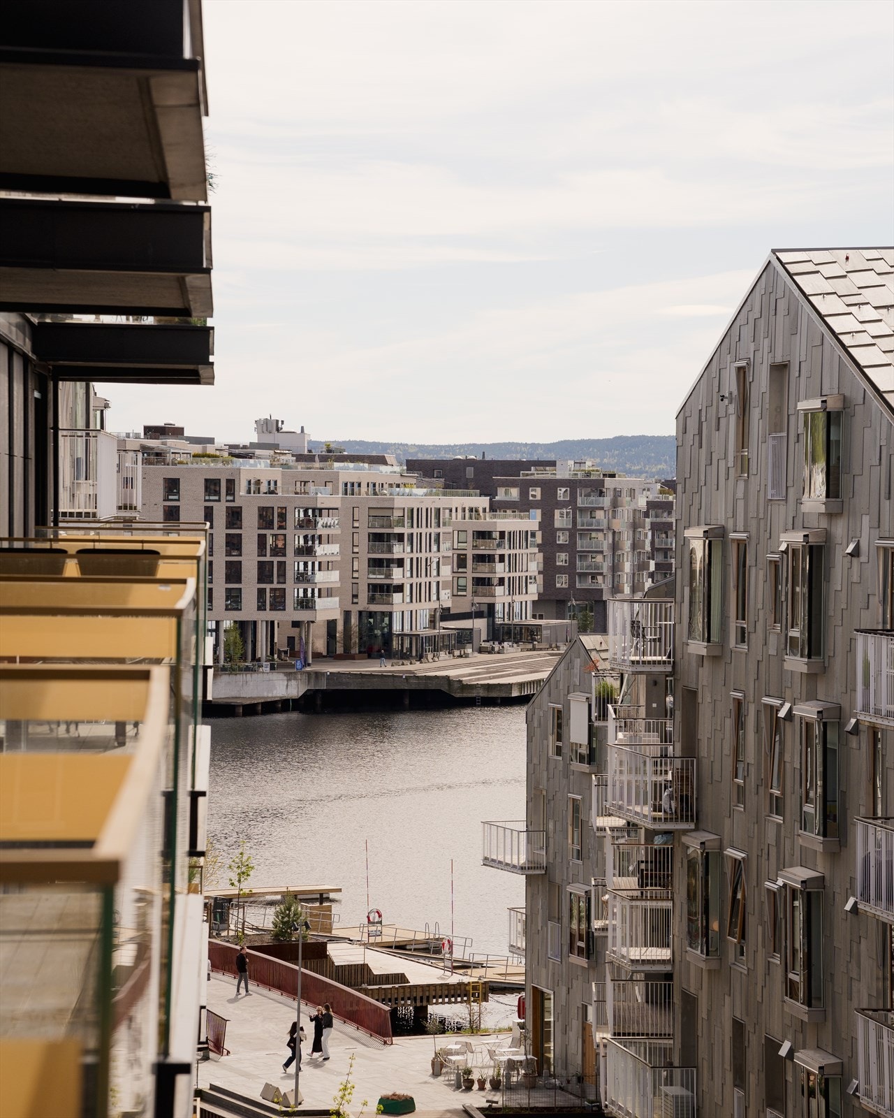 Fra balkongen er det utsyn over pulserende byliv, samt rolige omgivelser ved Vannkunsten. Galleribilde