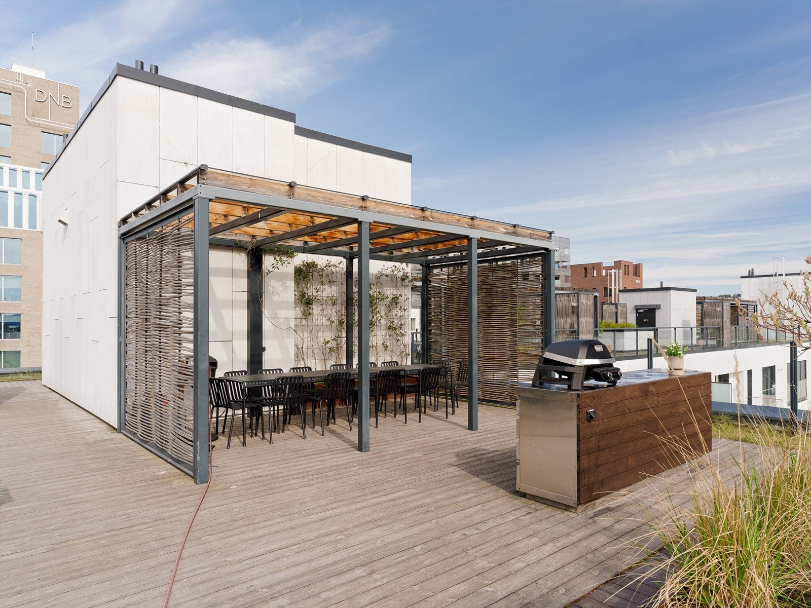 Med direkte adkomst fra heis- og trapperom har sameiet en flott, felles takterrasse inndelt i ulike soner. Galleribilde