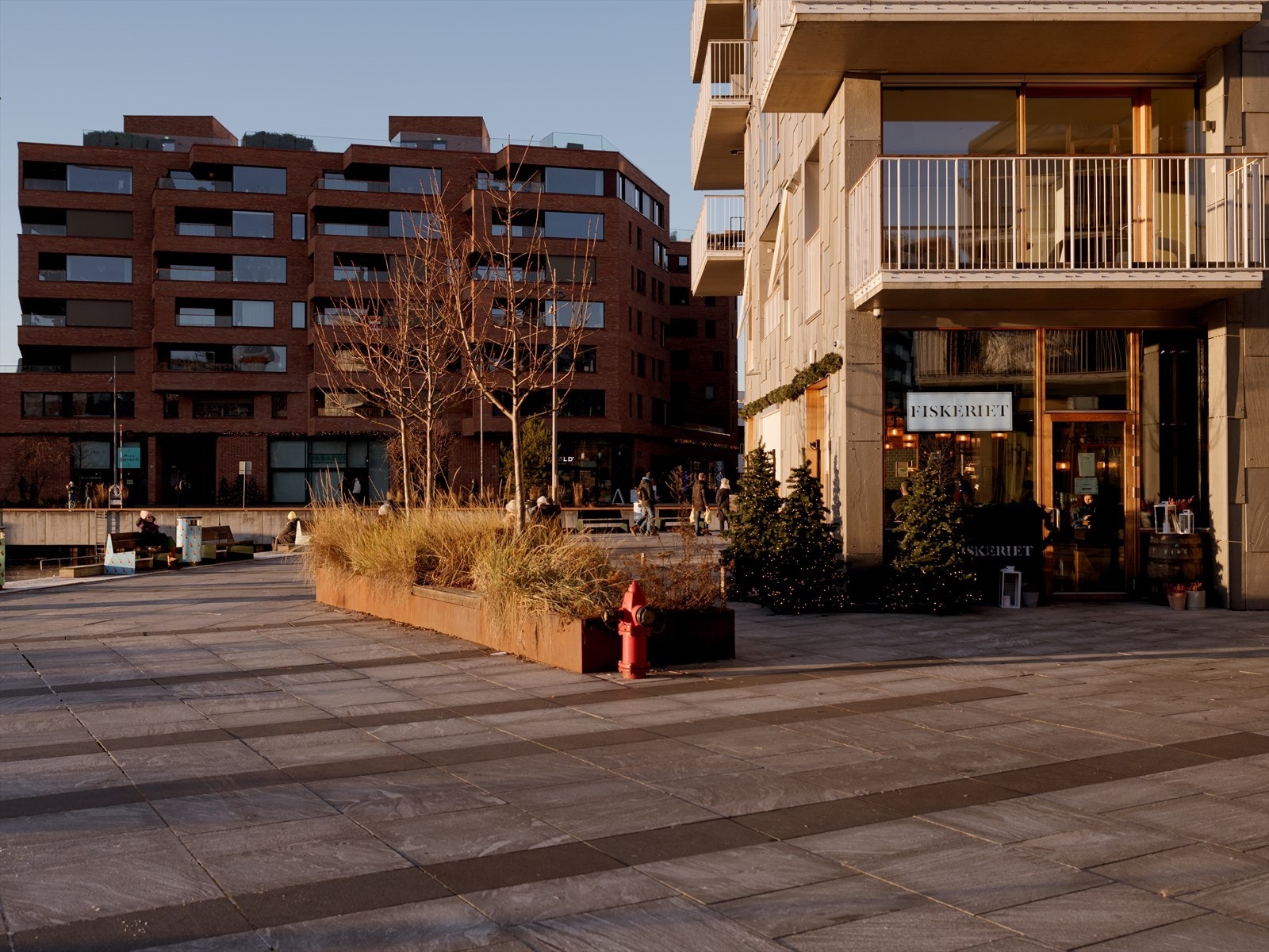 Området har utviklet seg til et av Oslos mest spennende mat- og utelivsområder, med et bredt utvalg av restauranter, kafeer og barer. Galleribilde