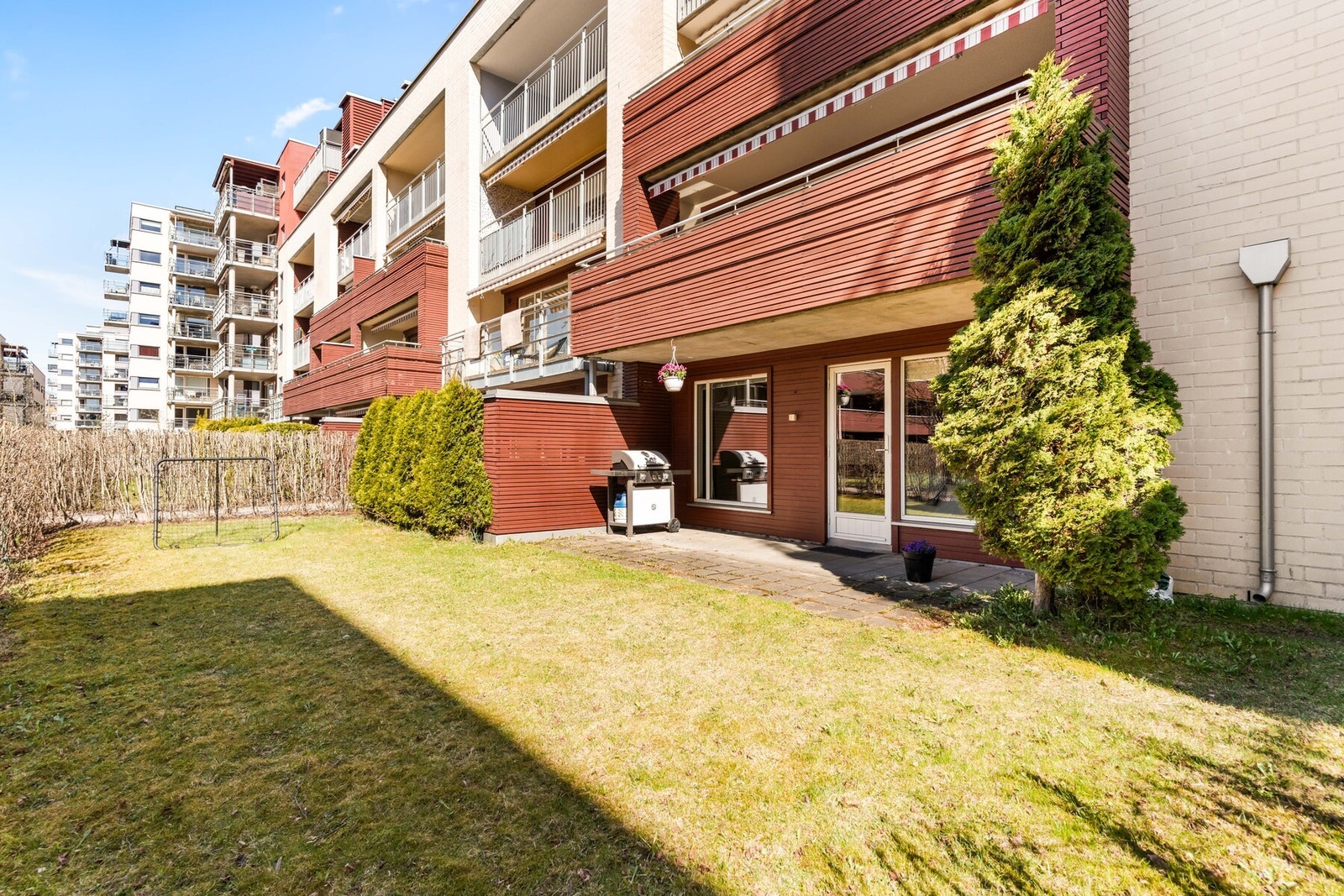 Solrik og romslig markterrasse med direkte adkomst til hage - perfekt for både lek og avslapning. Galleribilde