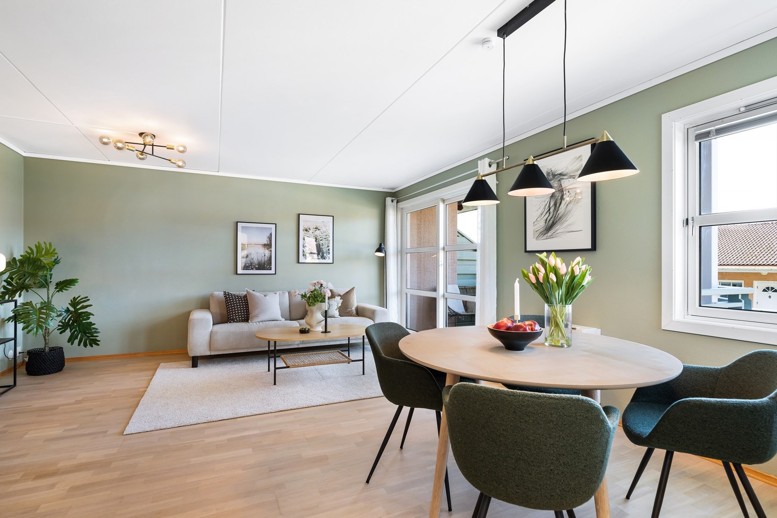 Her er det stor plass til ønsket møblering i flere soner. Veggene er malt i tidsriktig og behagelig farge. Galleribilde
