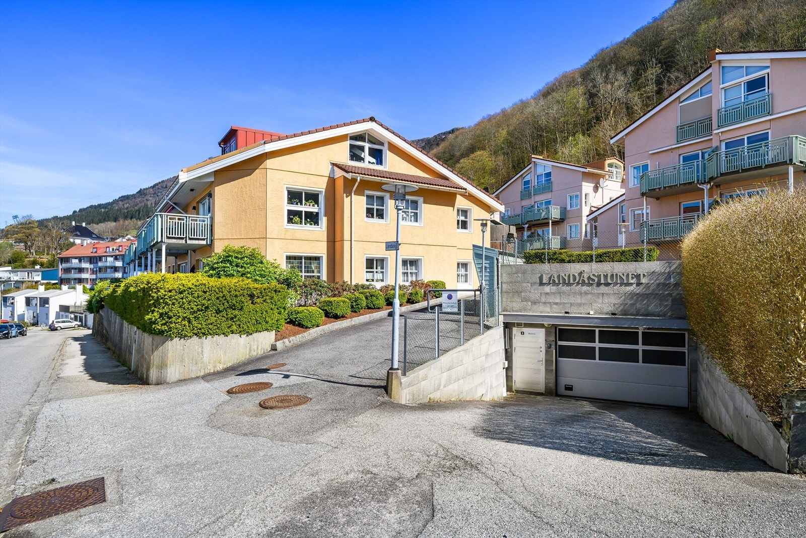 Velkommen til Landåstunet Sameie. Parkering i felles garasje. Galleribilde