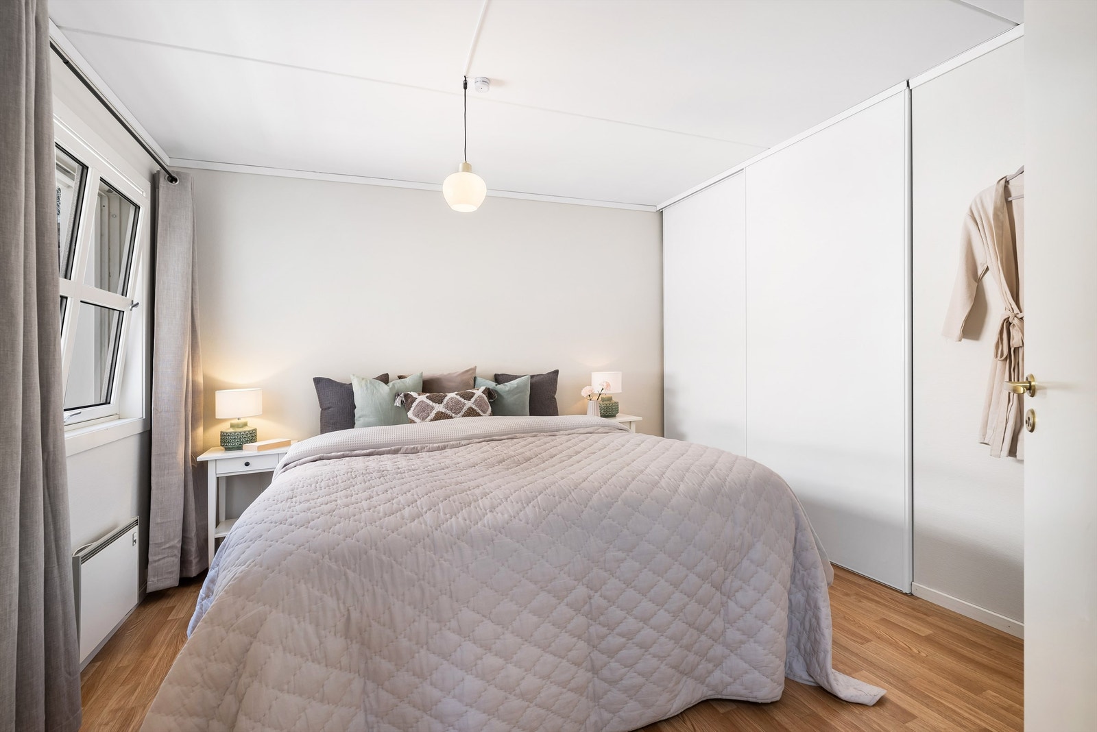 Hovedsoverommet har god størrelse og stor skyvedørsgarderbobe. Galleribilde