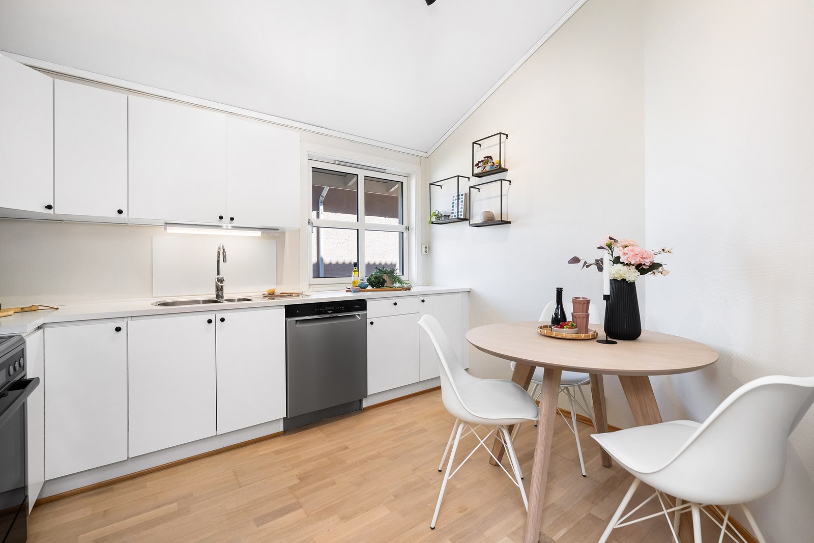 Kjøkkenet er stort mer rikelig skap plass. Det er også plass til egen spisegruppe. Galleribilde