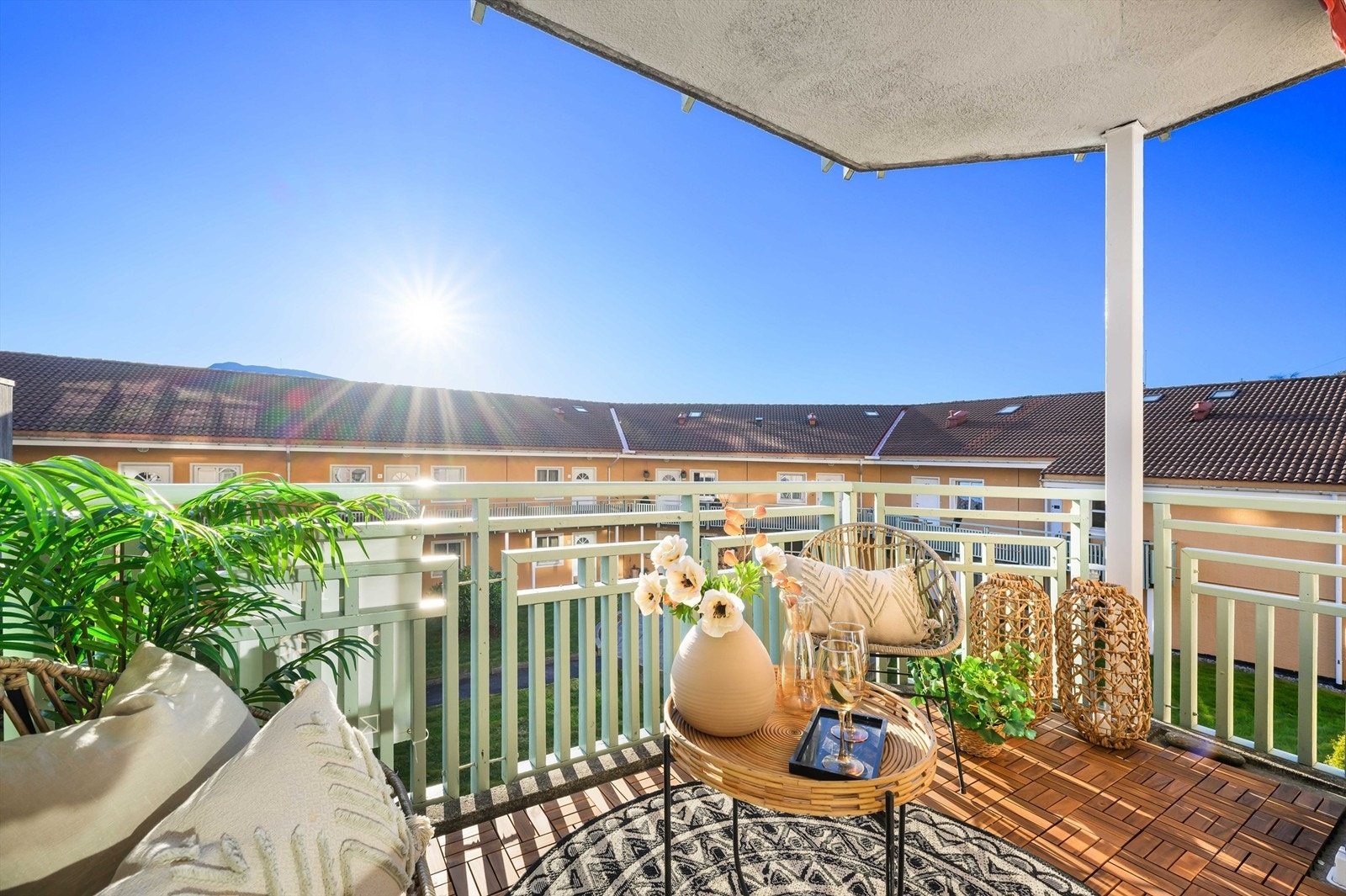 Verandaen har nytt dekke og sol fra ca 13-23 midtsommers. Galleribilde