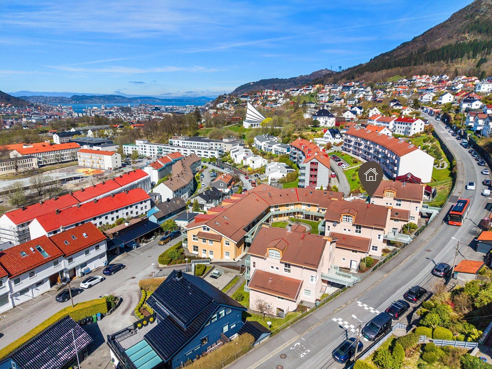 Fra leiligheten er det gangavstand til buss og andre servicetilbud man trenger i hverdagen. Galleribilde