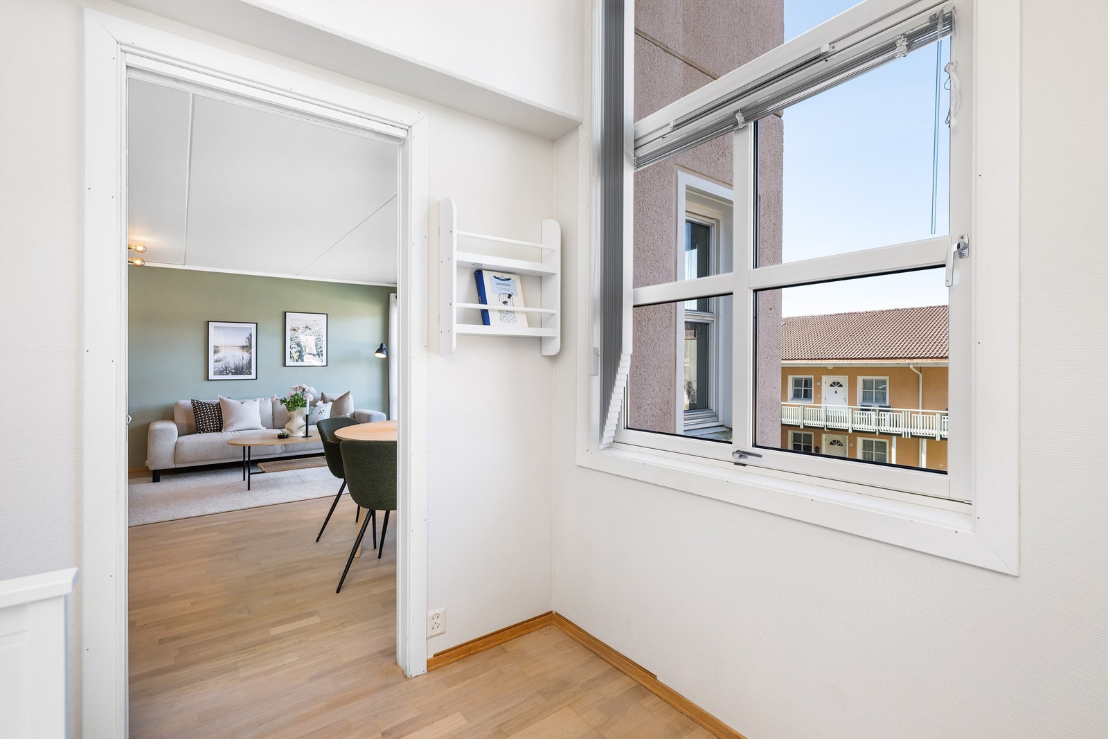 Her er det god takhøyde og vinduet vender mot sameiets fellesareal. Galleribilde