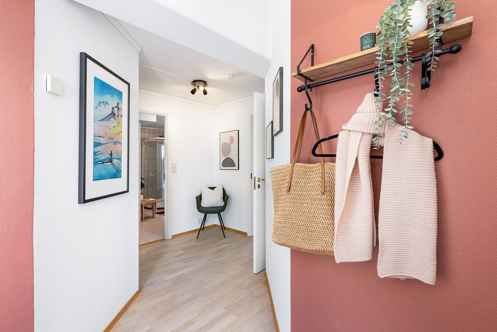 Også her moderne fargevalg som gir leiligheten et fint uttrykk. Galleribilde
