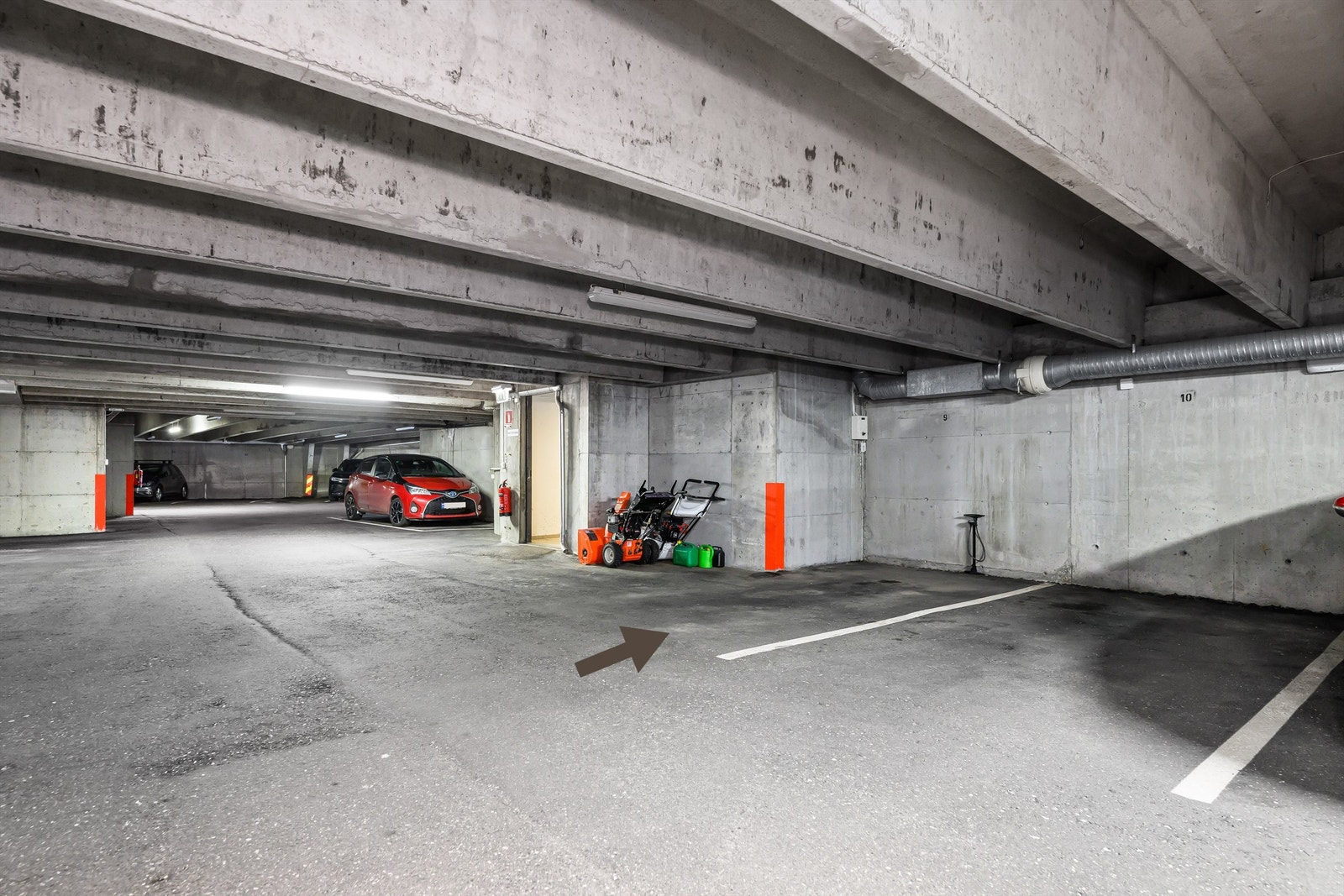 Fast plass i garasjen nærmest inngang/utgang. Galleribilde
