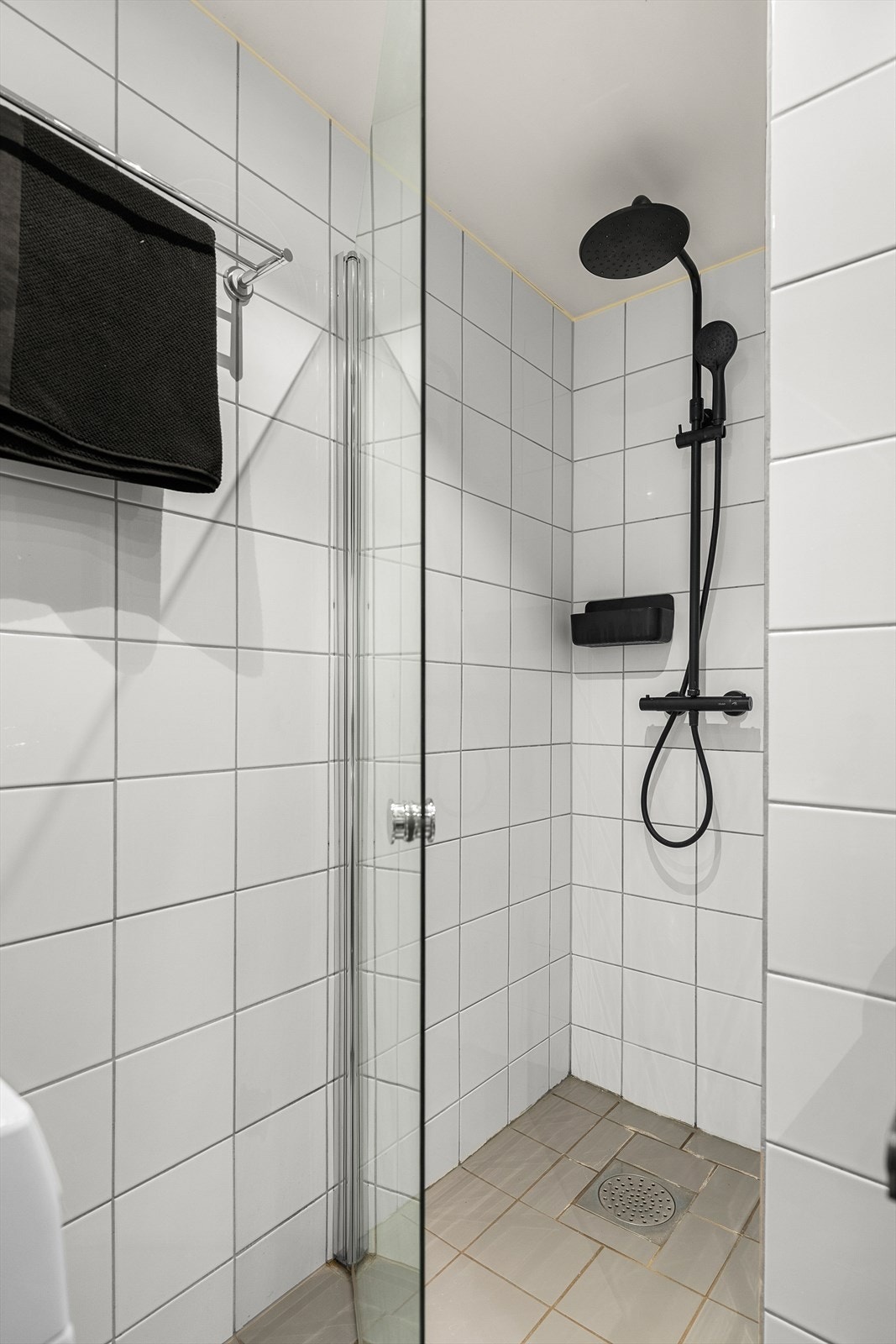 Badet er utstyrt med vegghengt toalett, servant og servantskap og opplegg for vaskemaskin. Det er byttet dusjgarnityr i 2022. Galleribilde