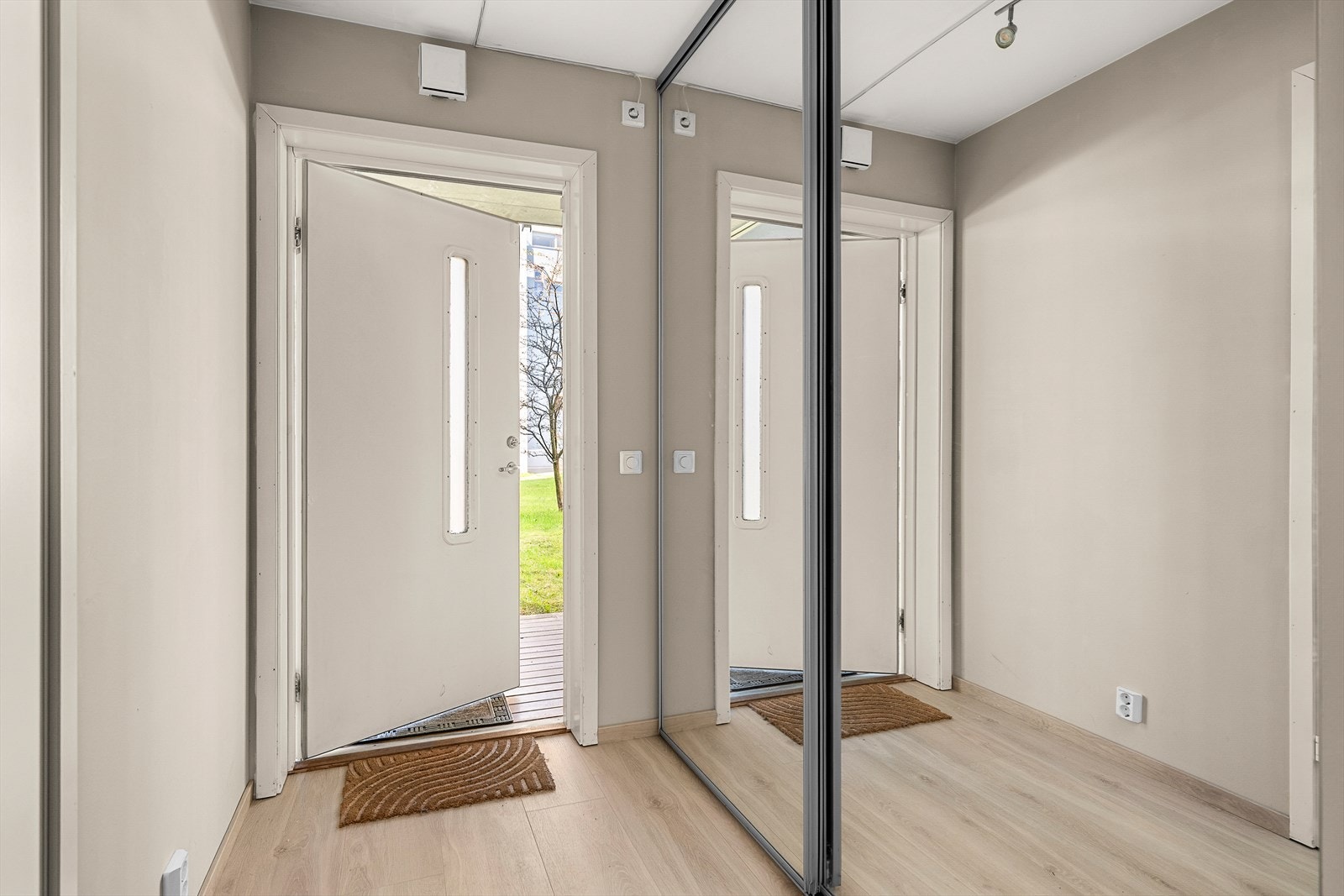 Innbydende entré på 4,5m² med en praktisk skyvedørsgarderobe som gir rikelig med oppbevaringsplass. Galleribilde
