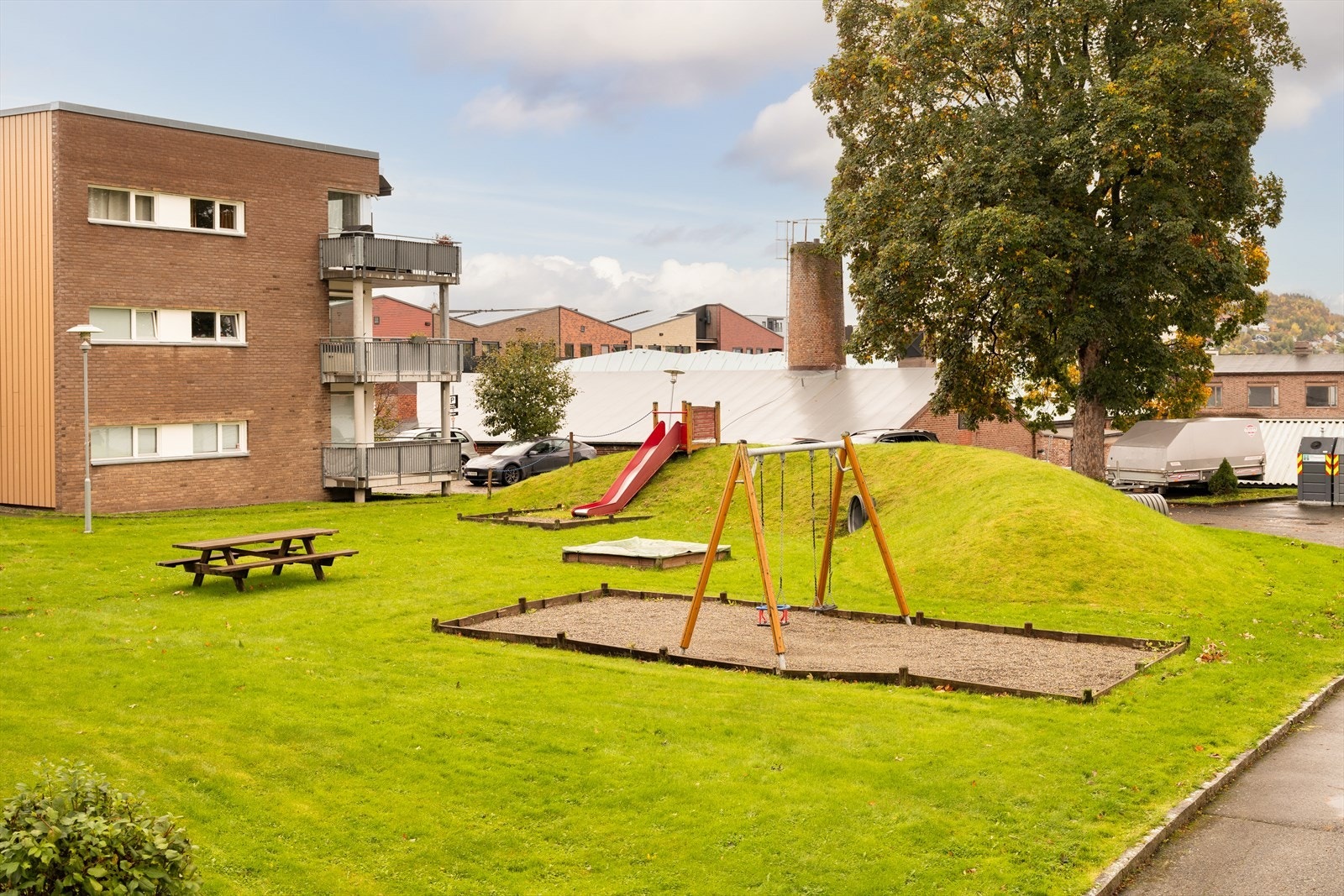 Frodige og flotte fellesarealer - lekeplass for de minste og sittegrupper for de største. Galleribilde