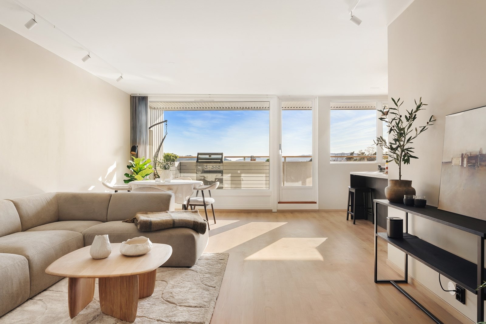 Velkommen inn i hjertet av boligen - nemlig stuen Galleribilde