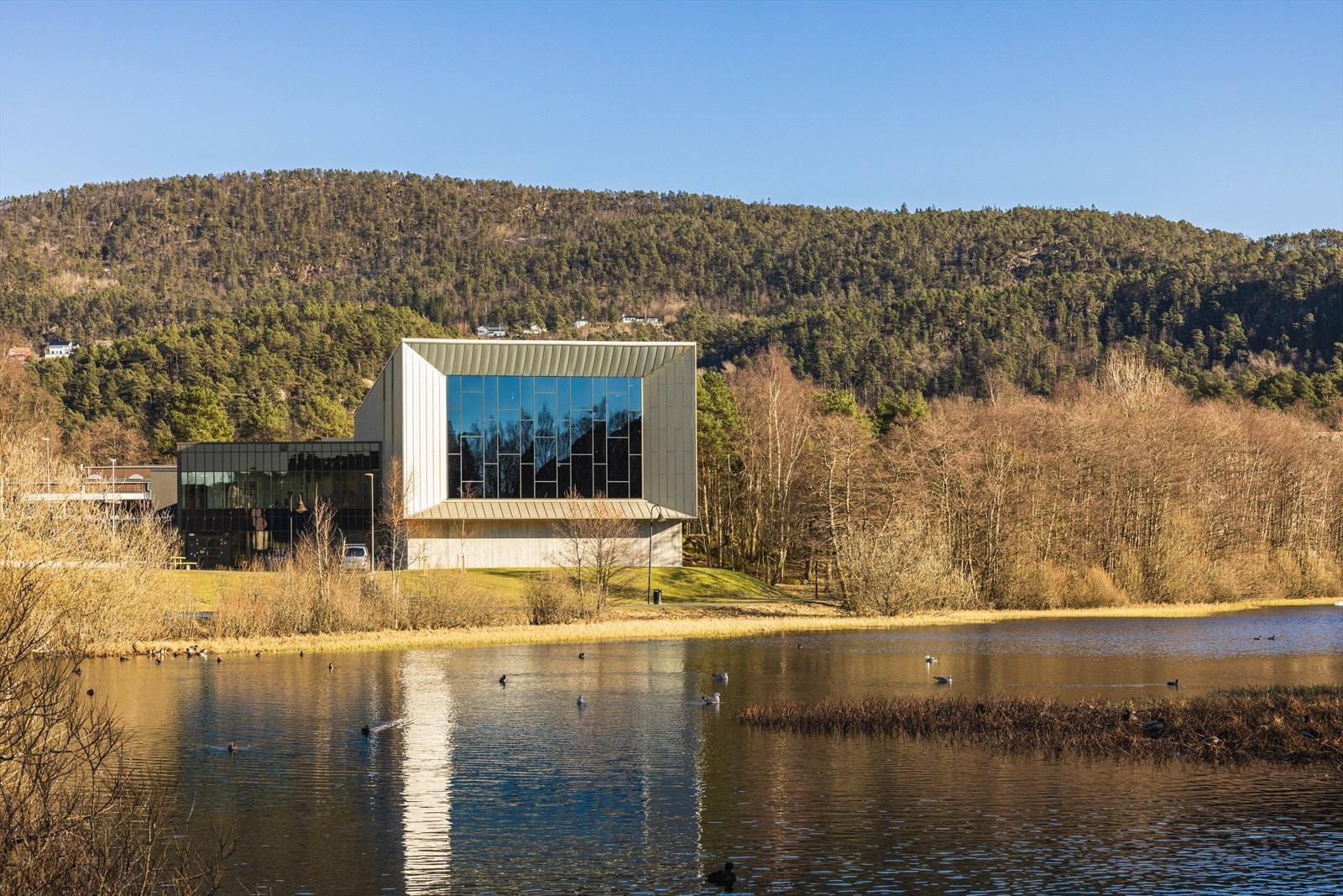 I 2022 kom den nye svømmehallen med ett hovedbasseng og ett terapibasseng. Galleribilde