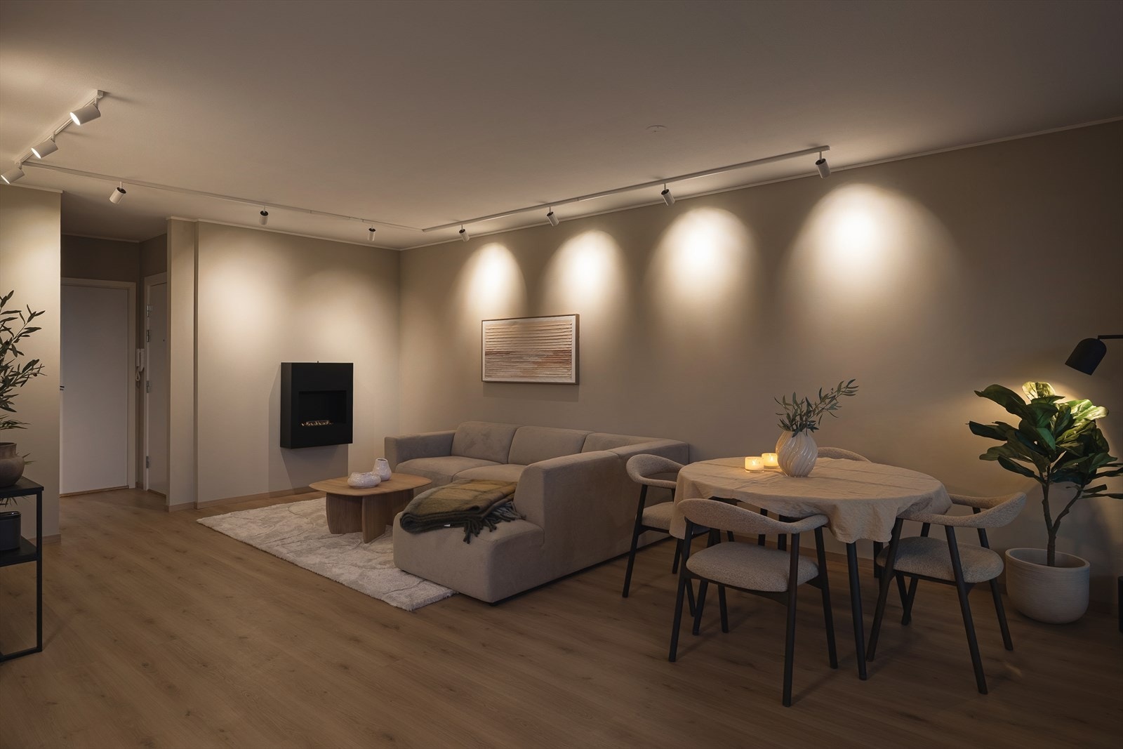 Det er installert en rålekker peis som både avgir varme og en koselig atmosfære i hele leiligheten. Galleribilde