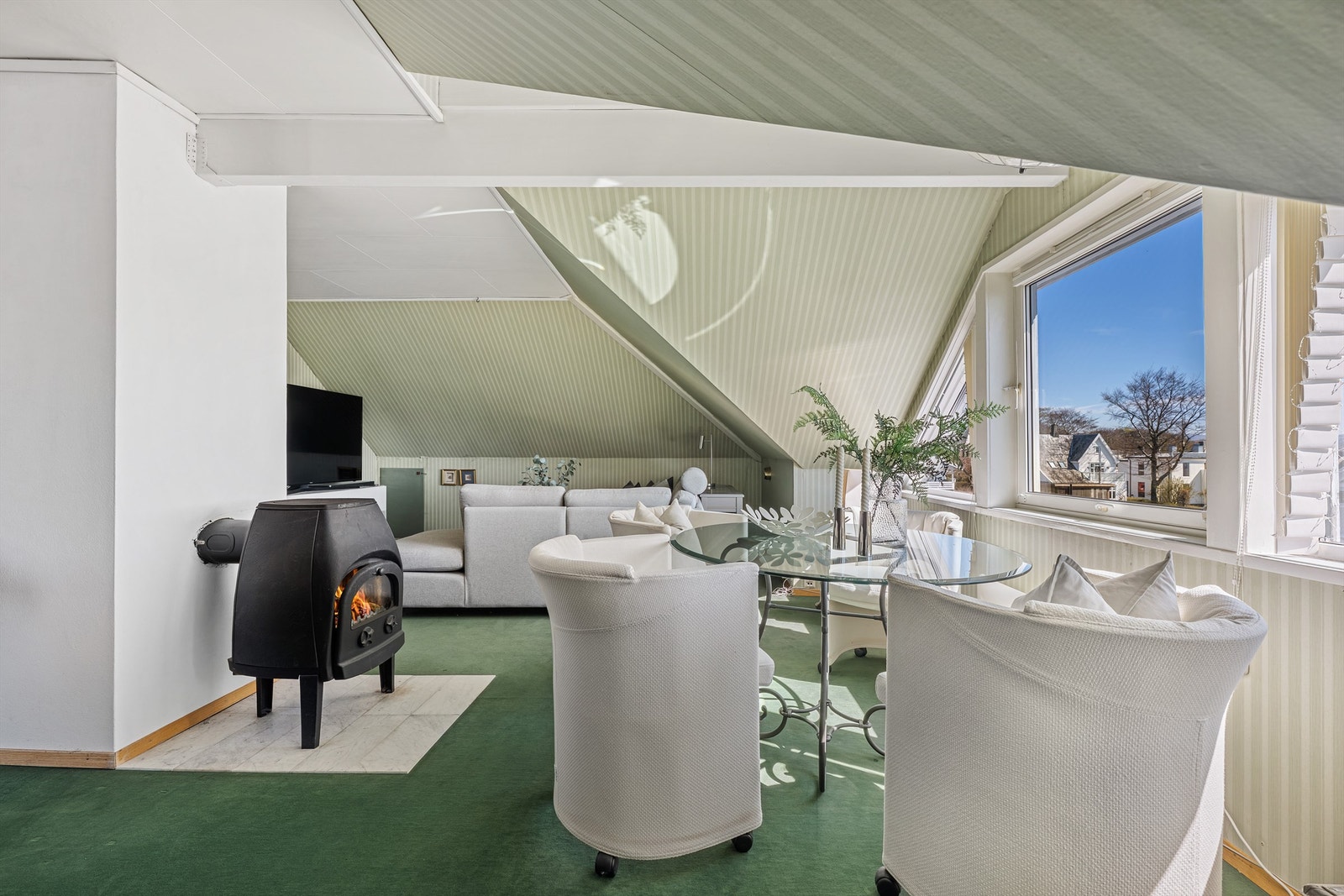 Vedovn i loftstue Galleribilde