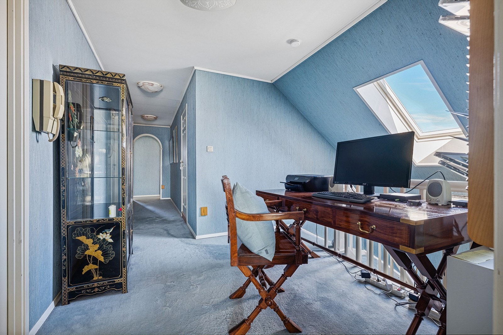 Øverste etasje av boligen består av 3 meget store soverom, stort romslig bad, stue, og bod med lagring. Det er også loft med lagring. Galleribilde