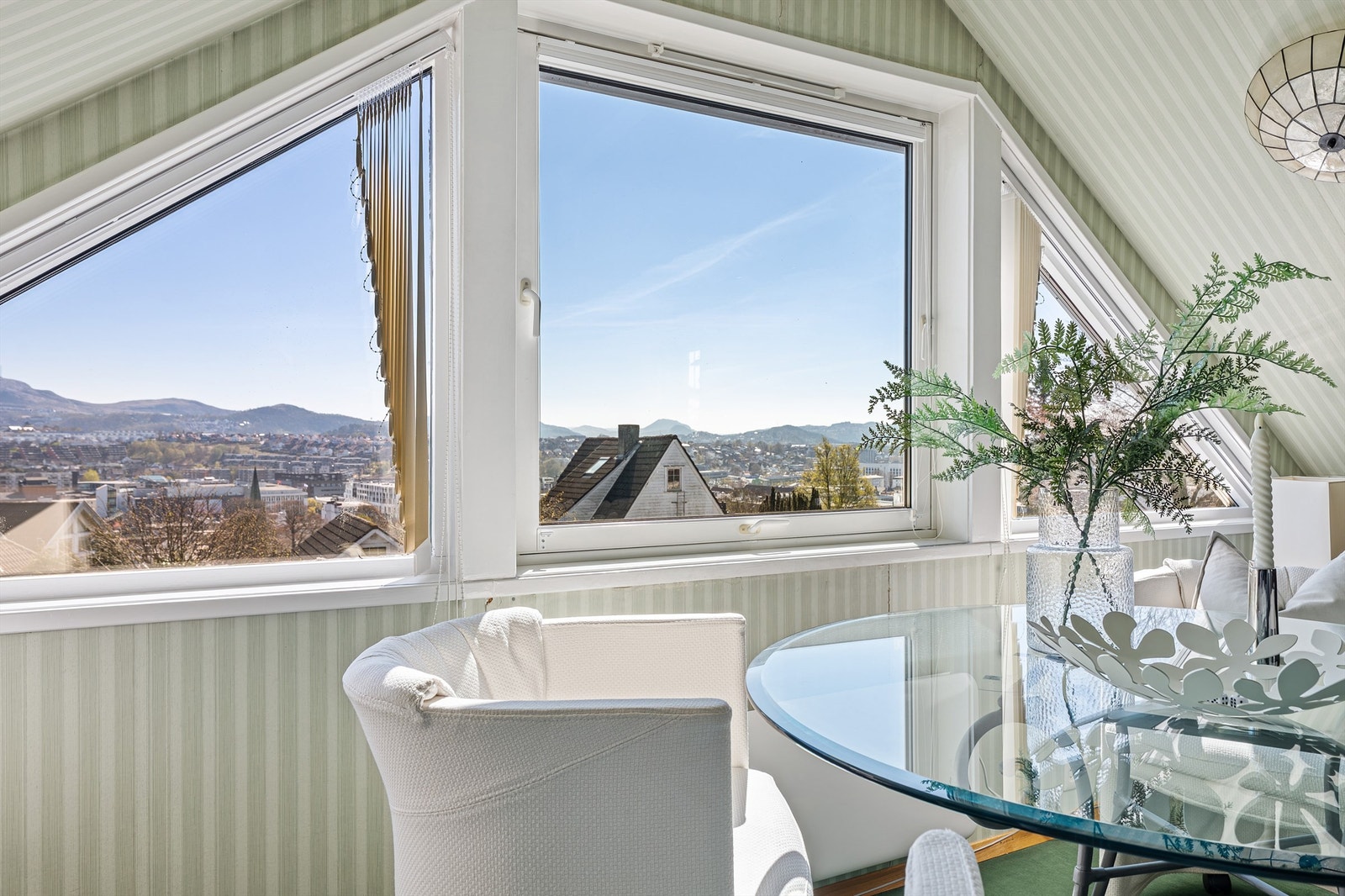 Flott utsikt mot Hana og fjellene. Galleribilde