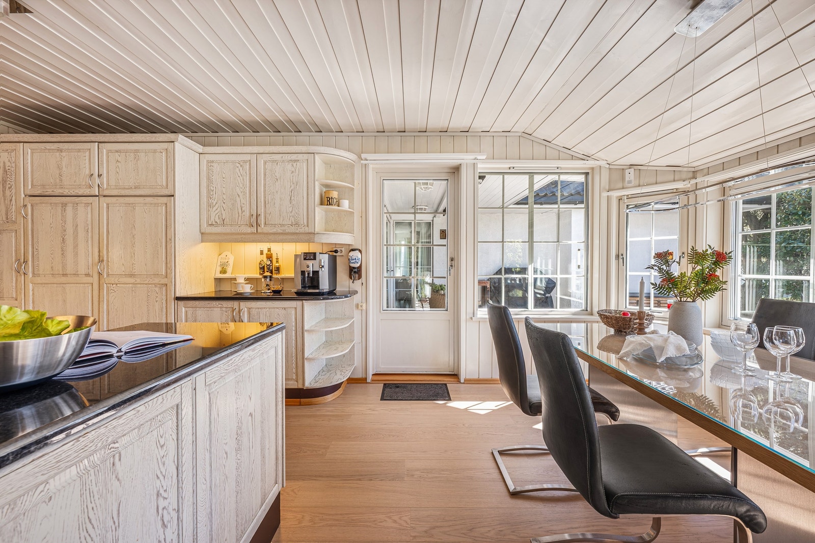 Utgang til hage og terrasse fra kjøkken. Galleribilde