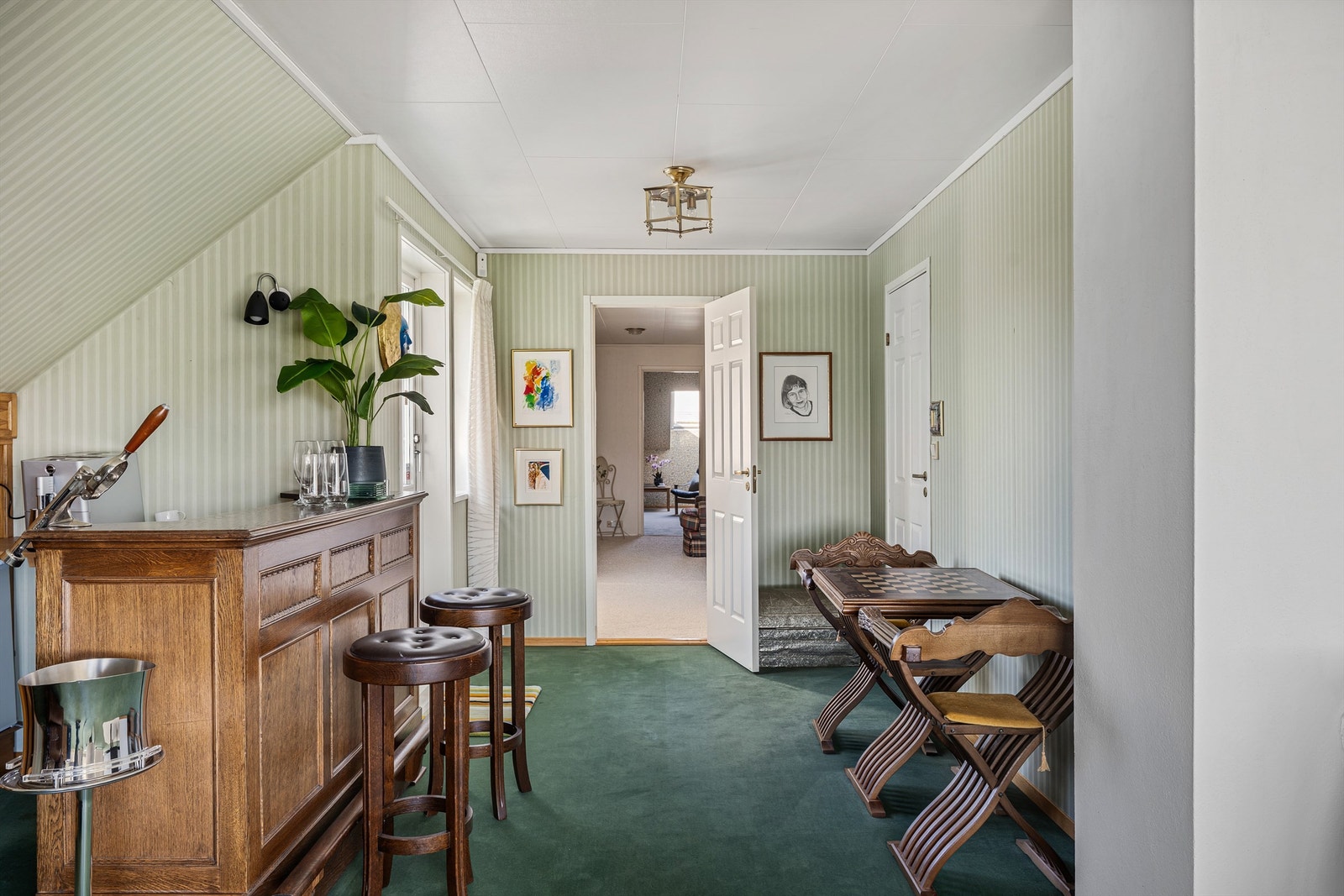 Videre fra loftstue kan man også gå inn til 2 av 3 soverom i øverste etasje. Galleribilde