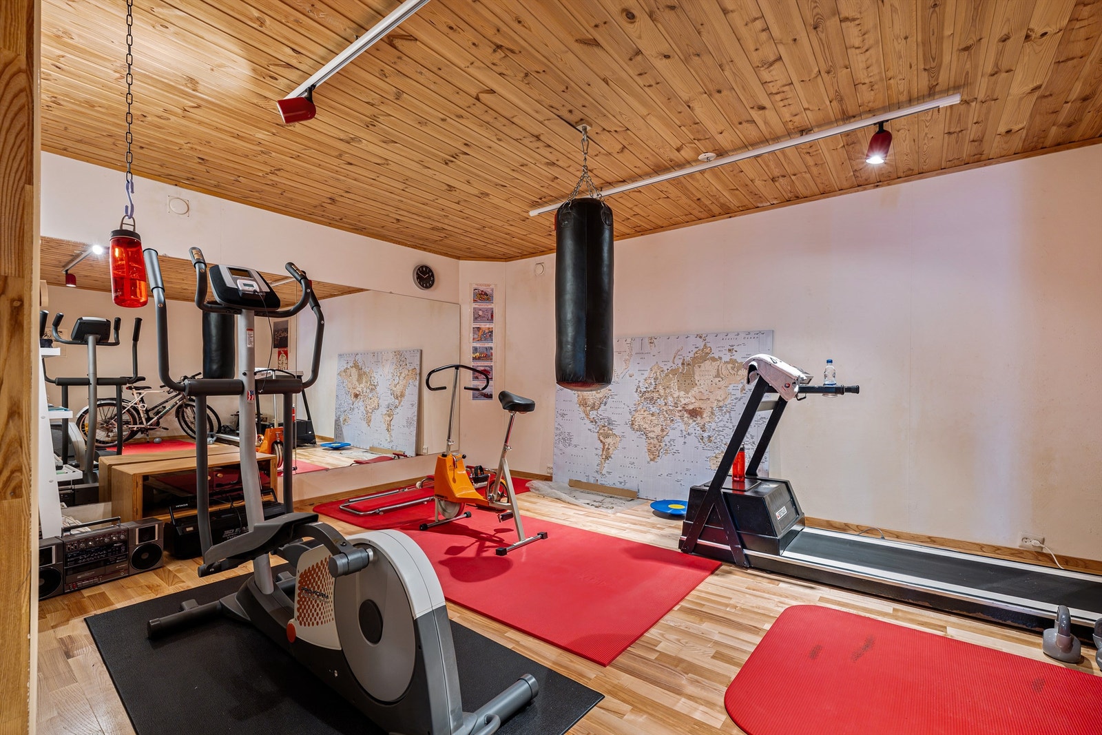 Treningsrommet er plassert i enden av gangen og er godt utstyrt. Her kan man lage sin drømmegym. Galleribilde