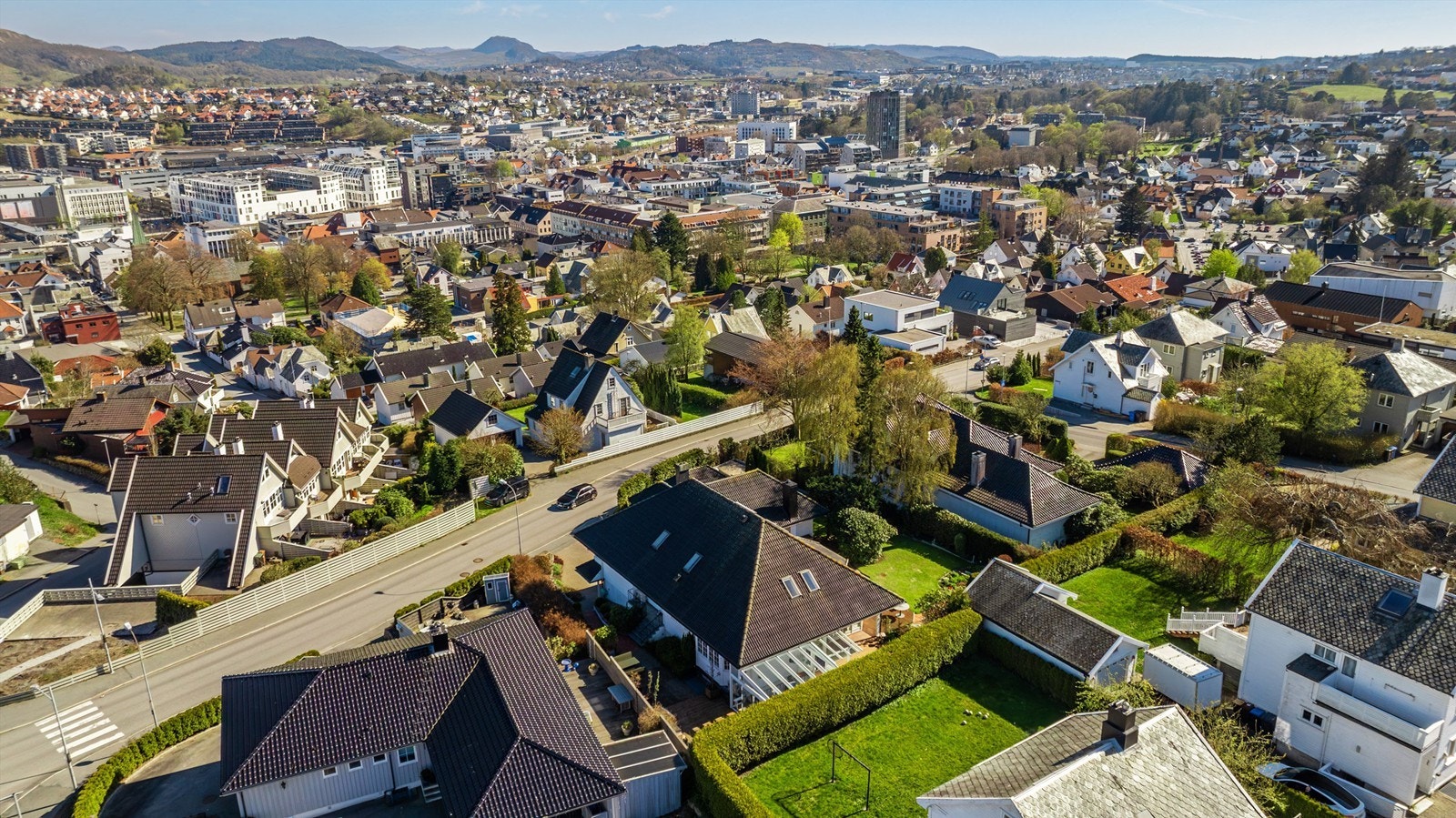 Boligen ligger i et etablert og sentrumsnært boligområde like ved Trones skole. Det er kort gangavstand til Sandnes sentrum, hvor du finner shopping, restauranter, kaféer, treningssentre m.m. Galleribilde