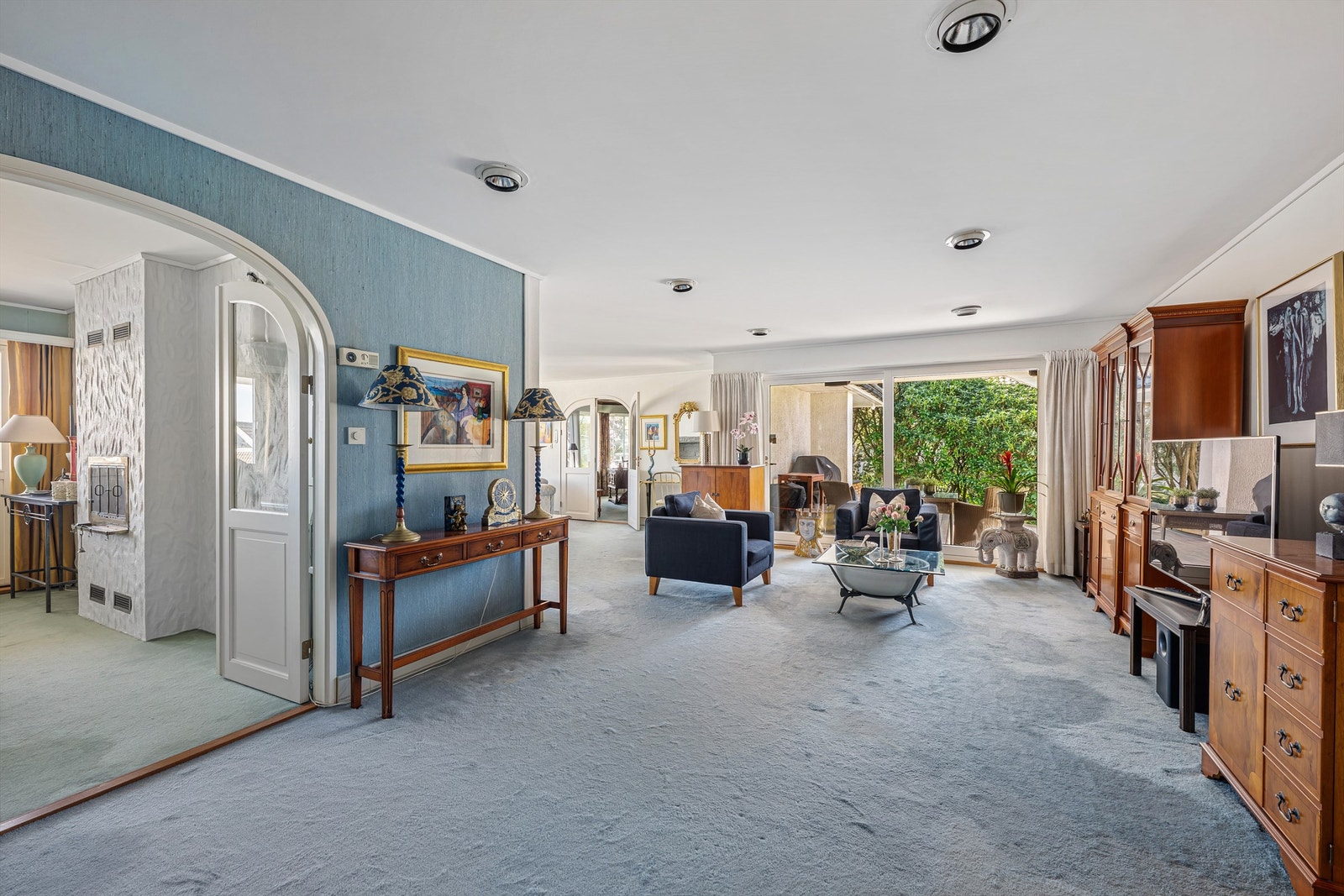 Boligen går over tre plan og har hovedsaklig tepper på gulv, tapet på vegg og malt himling. Det må påregnes renovering og oppgraderinger av flere rom og elementer med boligen. Galleribilde
