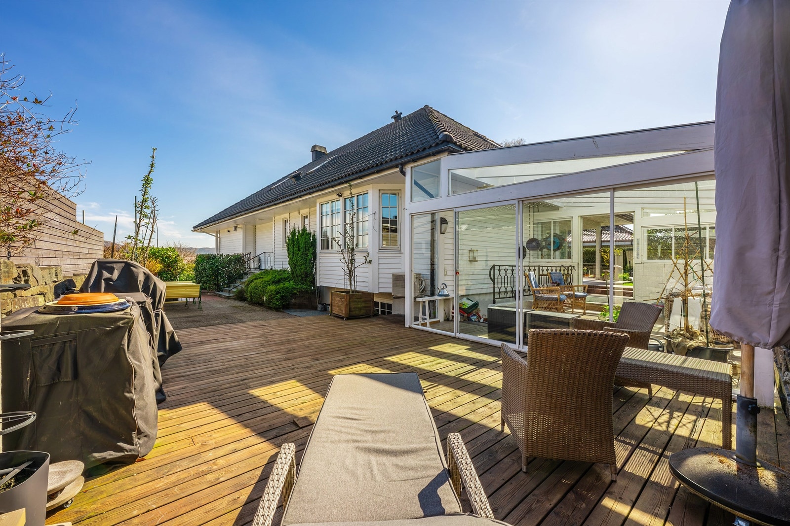 Terrasse rundt store deler av boligen i tillegg til hage og "glasshus". Galleribilde
