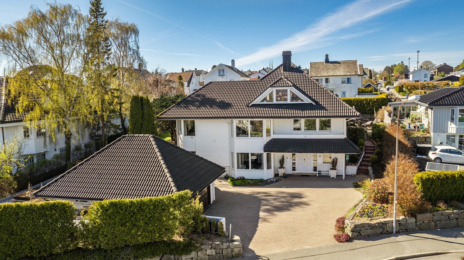 4/5 sov, 3 bad, 5 wc, vaskerom, hagestue, treningsrom, bassengrom, badstue. Galleribilde