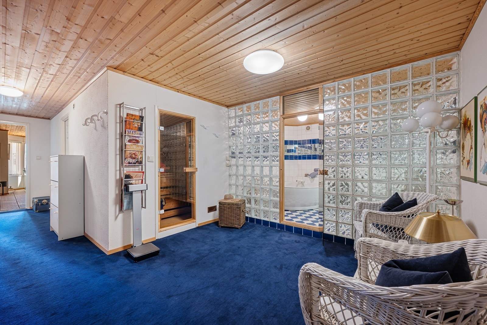 Videre inn i u.etg kommer man inn til stort bad med både badekar og dusj, toalett og servant. Her er det også badstu. Galleribilde