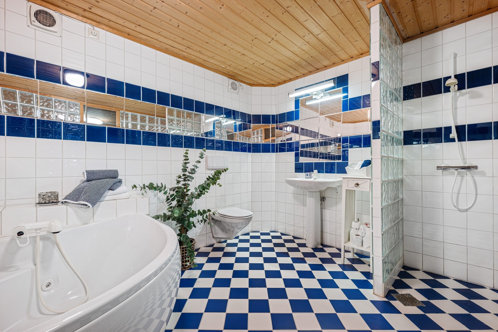 Badet er helfliset. Galleribilde