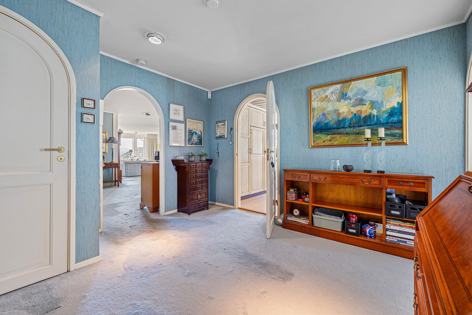 Inn fra stue kommer man til gang, gjestewc, vaskerom, soverom og kjøkken. Galleribilde