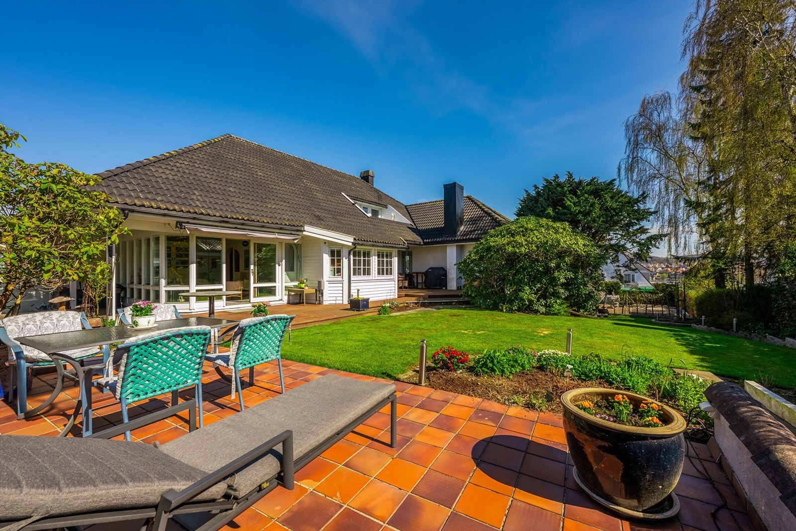 Hage og terrasse er skjermet. Galleribilde
