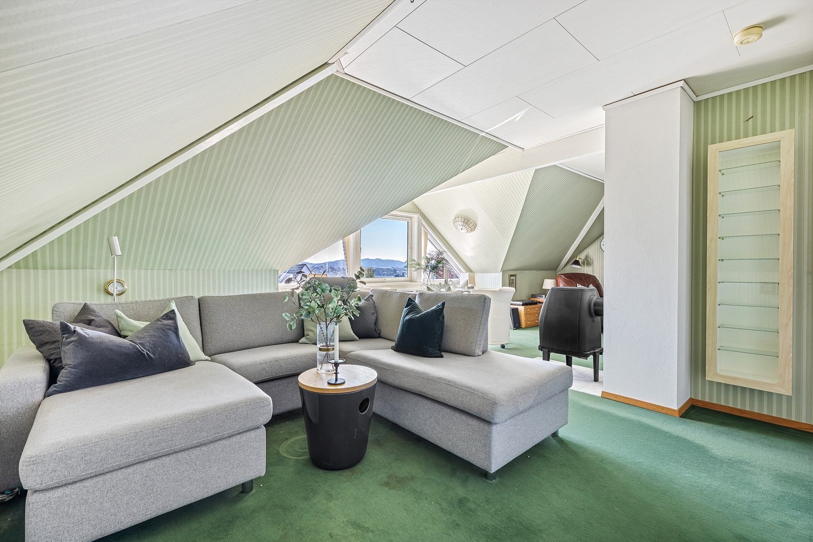 Loftstue med rikelig med plass til å innrede med stor salong. Galleribilde