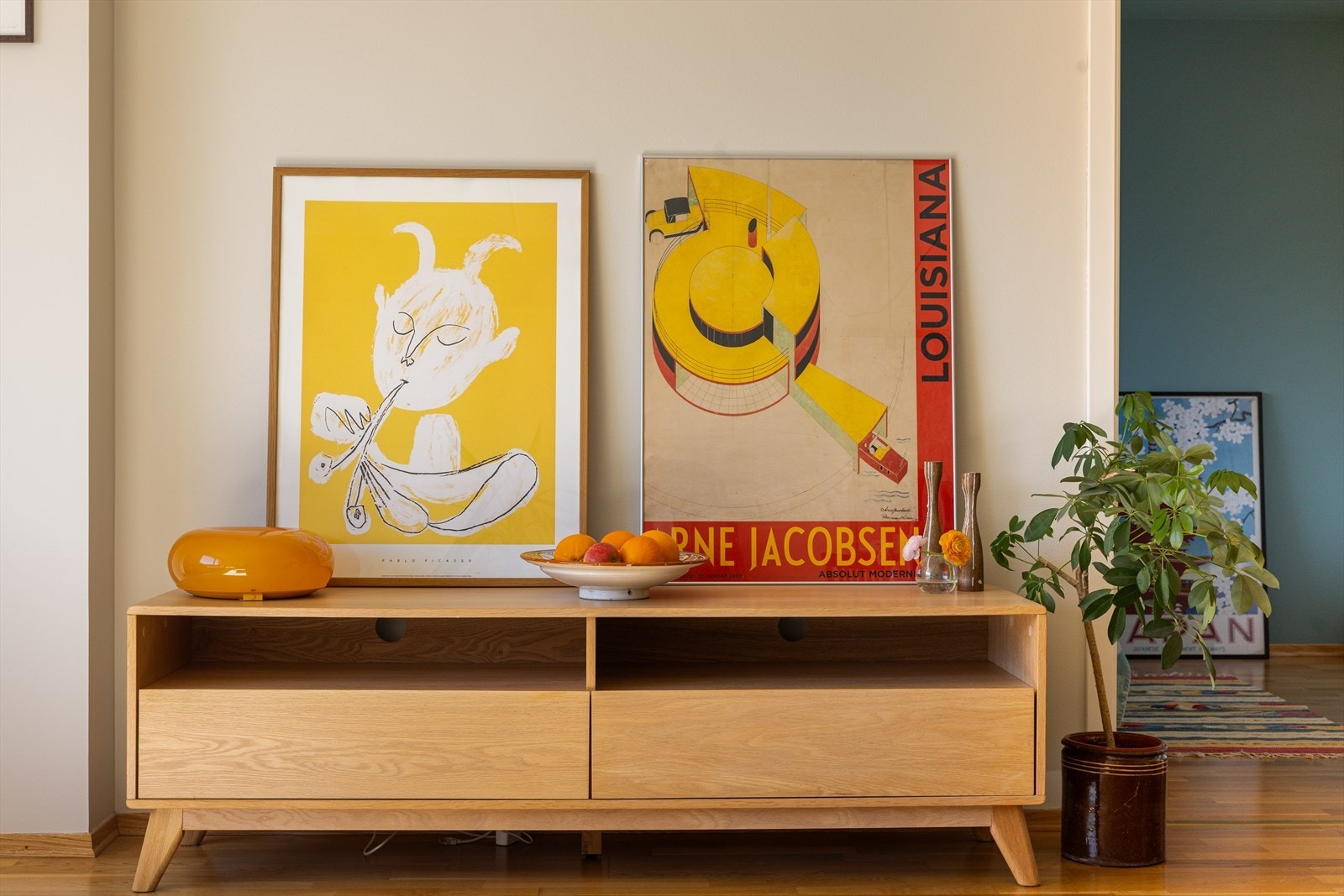 Original 3-stavsparkett som holder seg fint, og kan slipes for et fornyet uttrykk Galleribilde