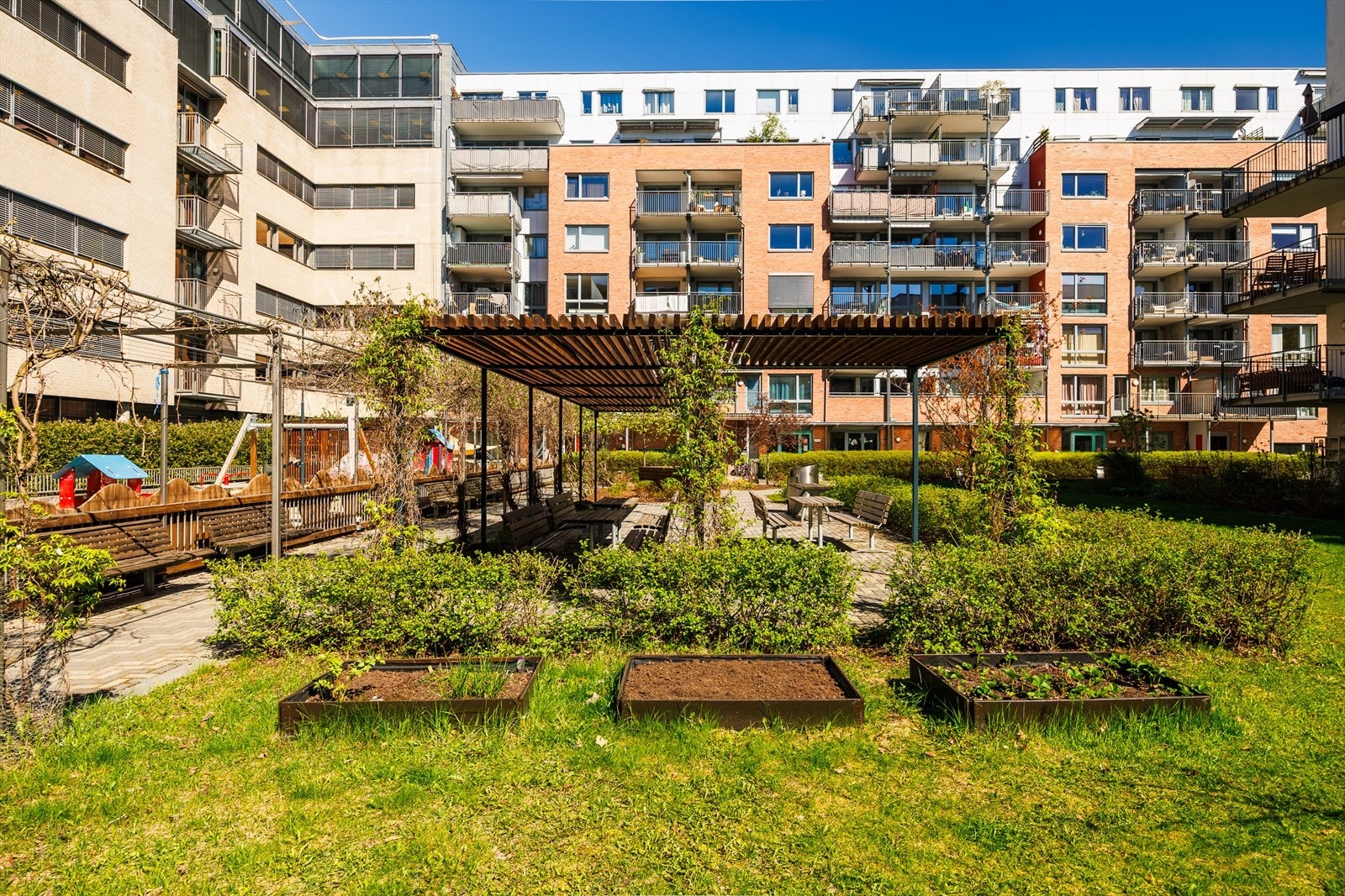 Plantekasser i fellesområdet som kan benyttes til blomster og vekster Galleribilde
