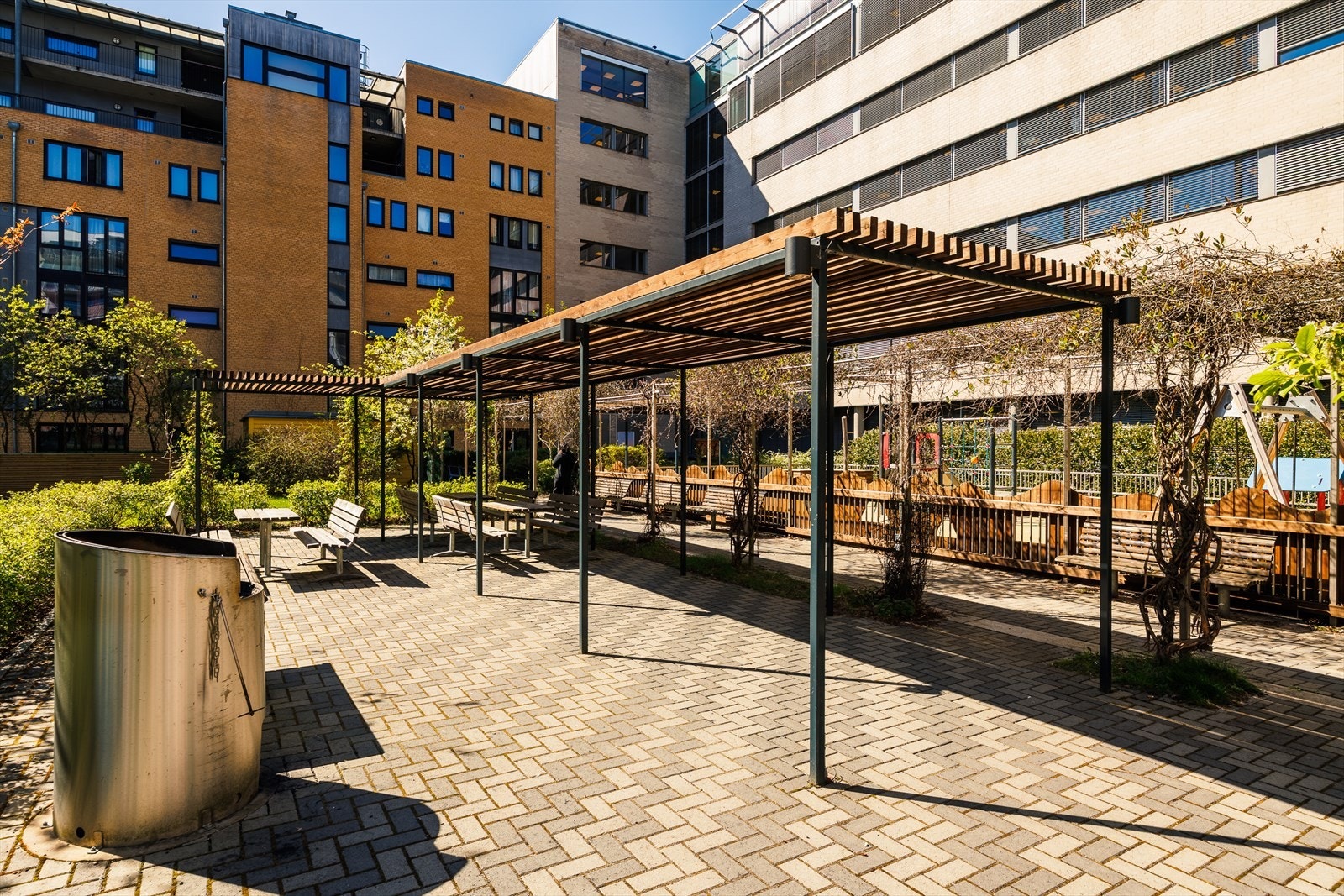 Felles gårdsrom med pergola og fine soner for avslapning Galleribilde