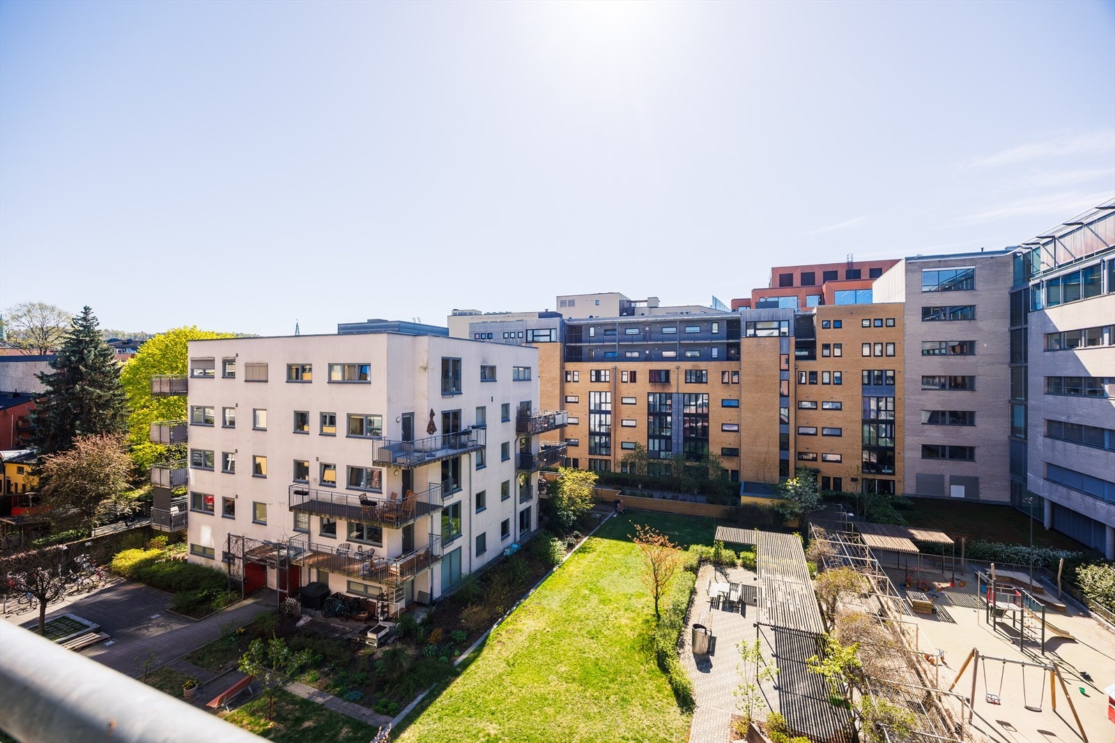 Fin utsikt over gårdsplass med åpen og luftig himmel Galleribilde