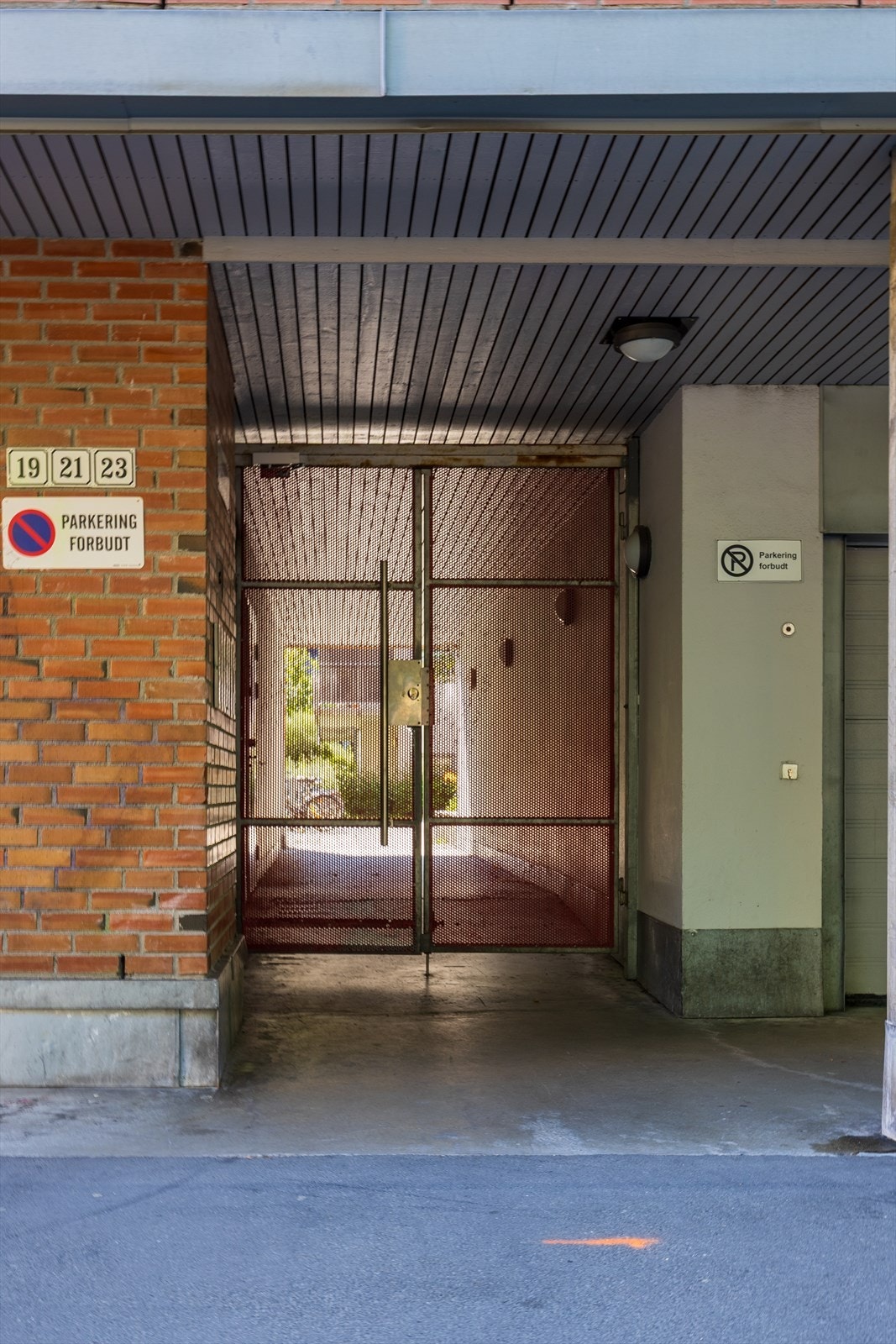 Enkel adkomst til bakgården fra gaten Galleribilde
