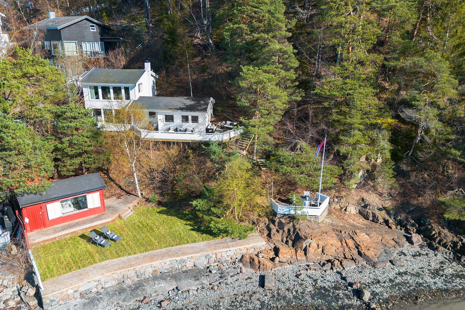 Vårens vakreste eventyr? Dette er en av Malmøyas mest eksklusive tomter, med vestvendt beliggenhet og i underkant av 30 meter privat strandlinje med ekslusiv bruksrett Galleribilde