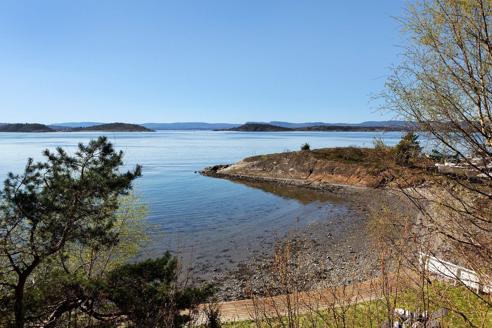 Med egen svaibøye og enkel tilkomst til sjøen ligger alt til rette for et aktivt liv på fjorden Galleribilde